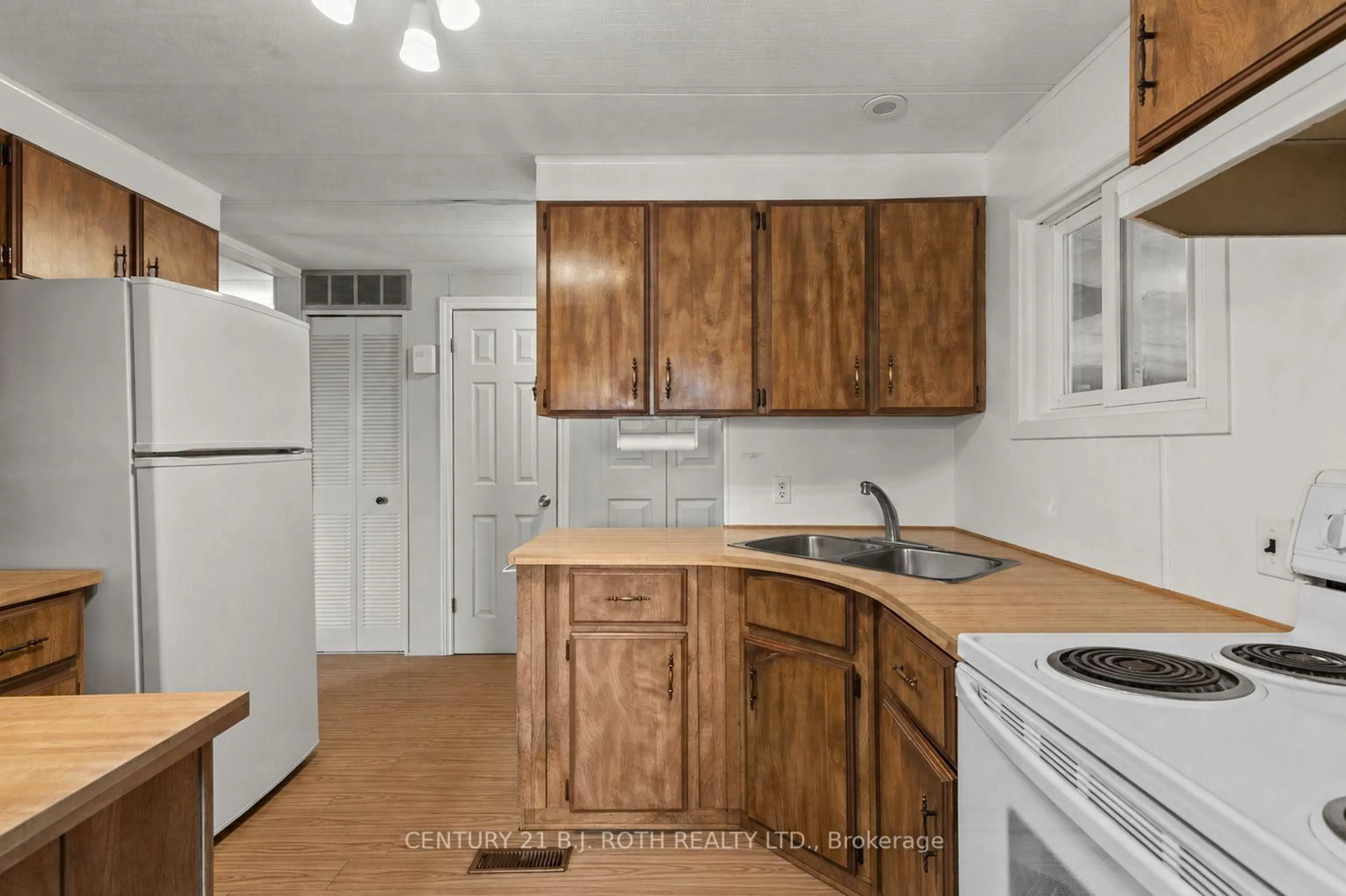 Standard kitchen, unknown for 20 Cameron Dr, Oro-Medonte Ontario L0L 1T0