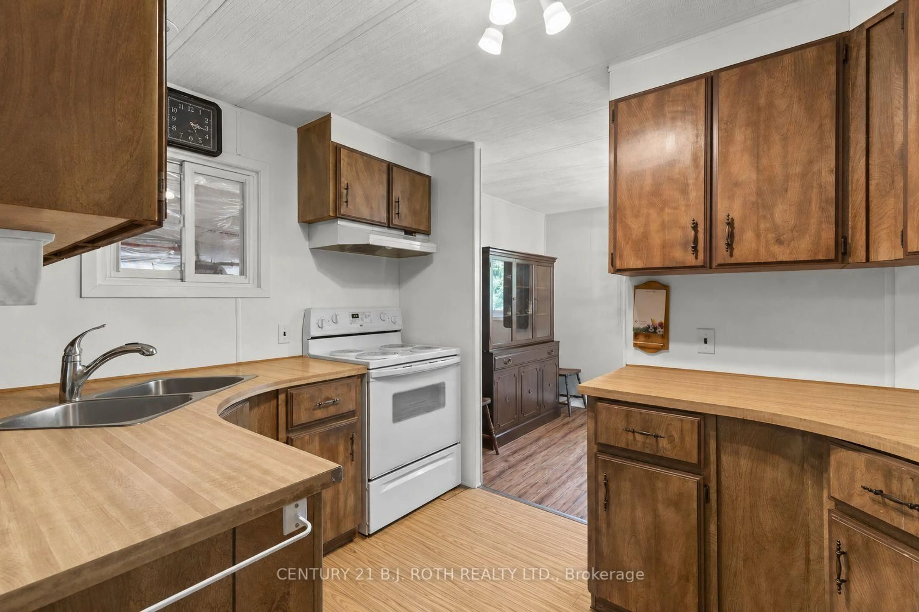 Standard kitchen, unknown for 20 Cameron Dr, Oro-Medonte Ontario L0L 1T0