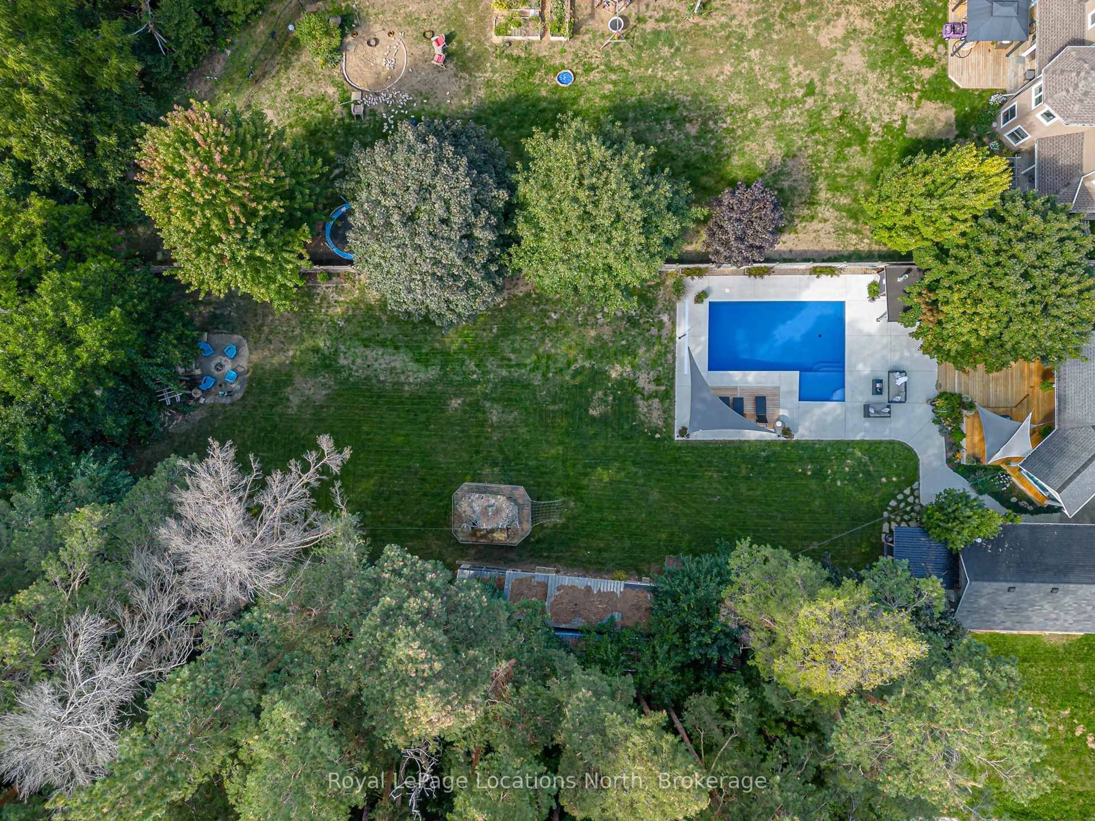 A pic from outside/outdoor area/front of a property/back of a property/a pic from drone, forest/trees view for 19 Melville St, Clearview Ontario L0M 1P0