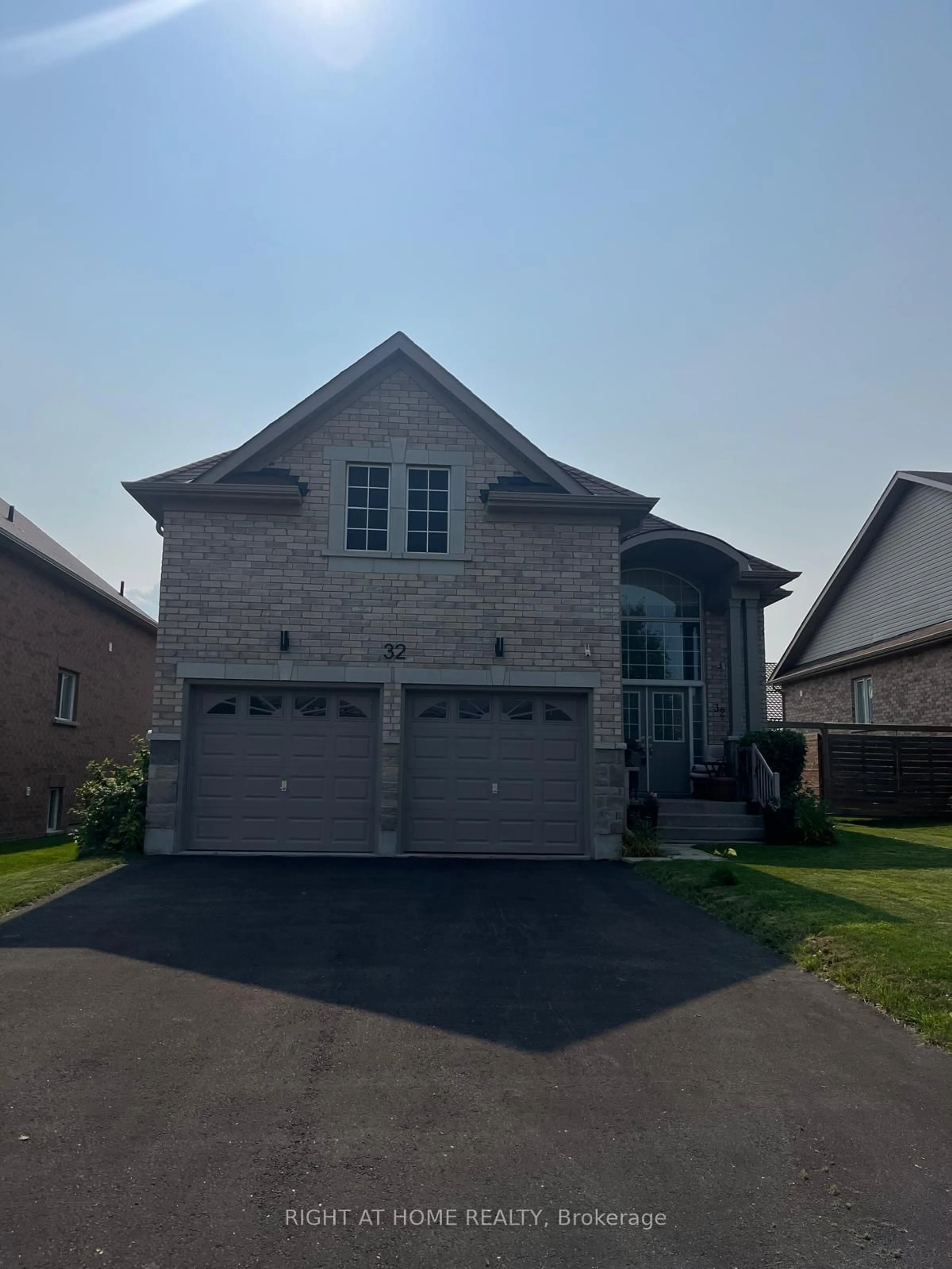 Home with brick exterior material, street for 32 Middleton Dr, Wasaga Beach Ontario L9Z 0G8