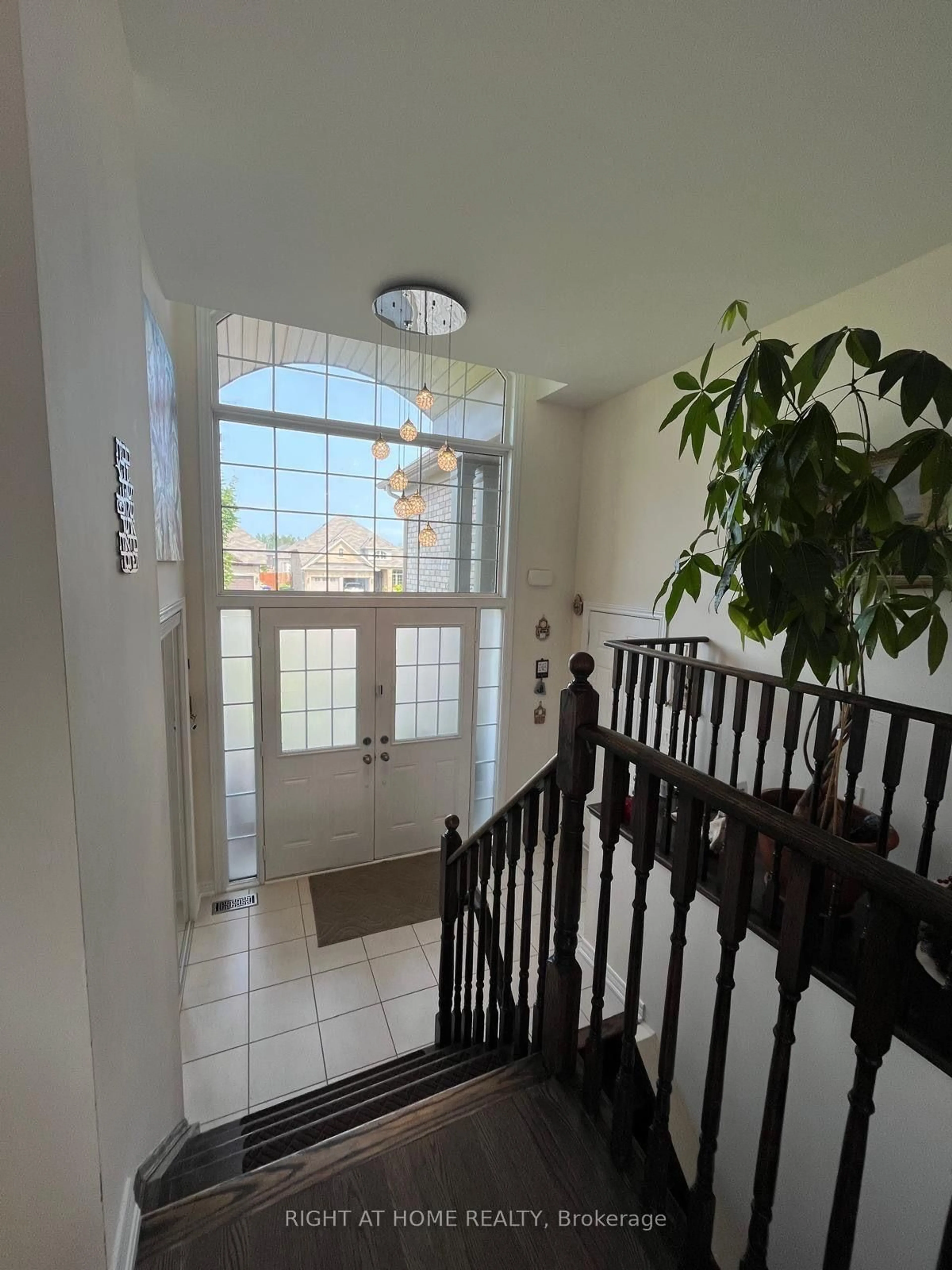 Indoor foyer for 32 Middleton Dr, Wasaga Beach Ontario L9Z 0G8
