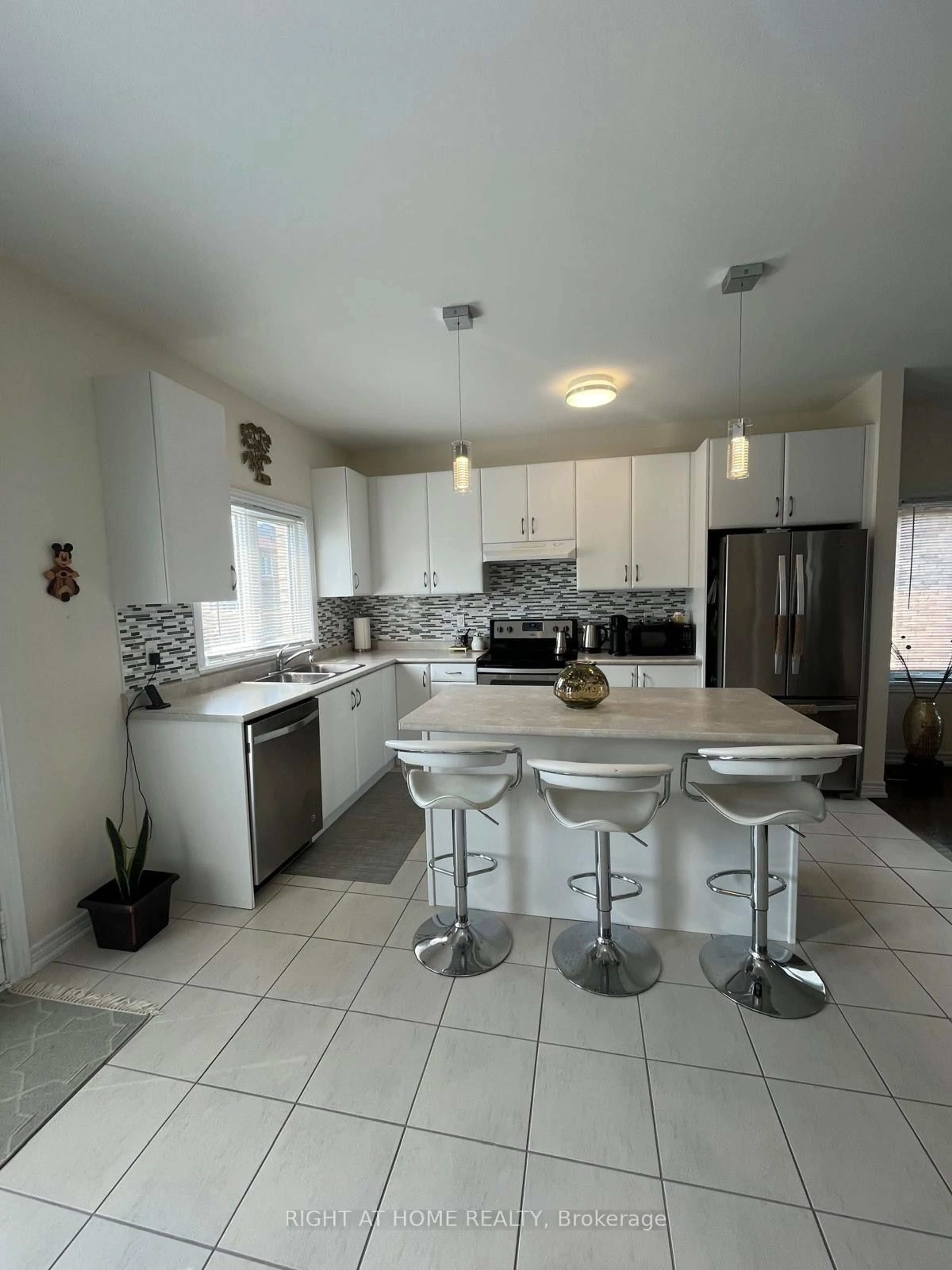 Open concept kitchen, ceramic/tile floor for 32 Middleton Dr, Wasaga Beach Ontario L9Z 0G8