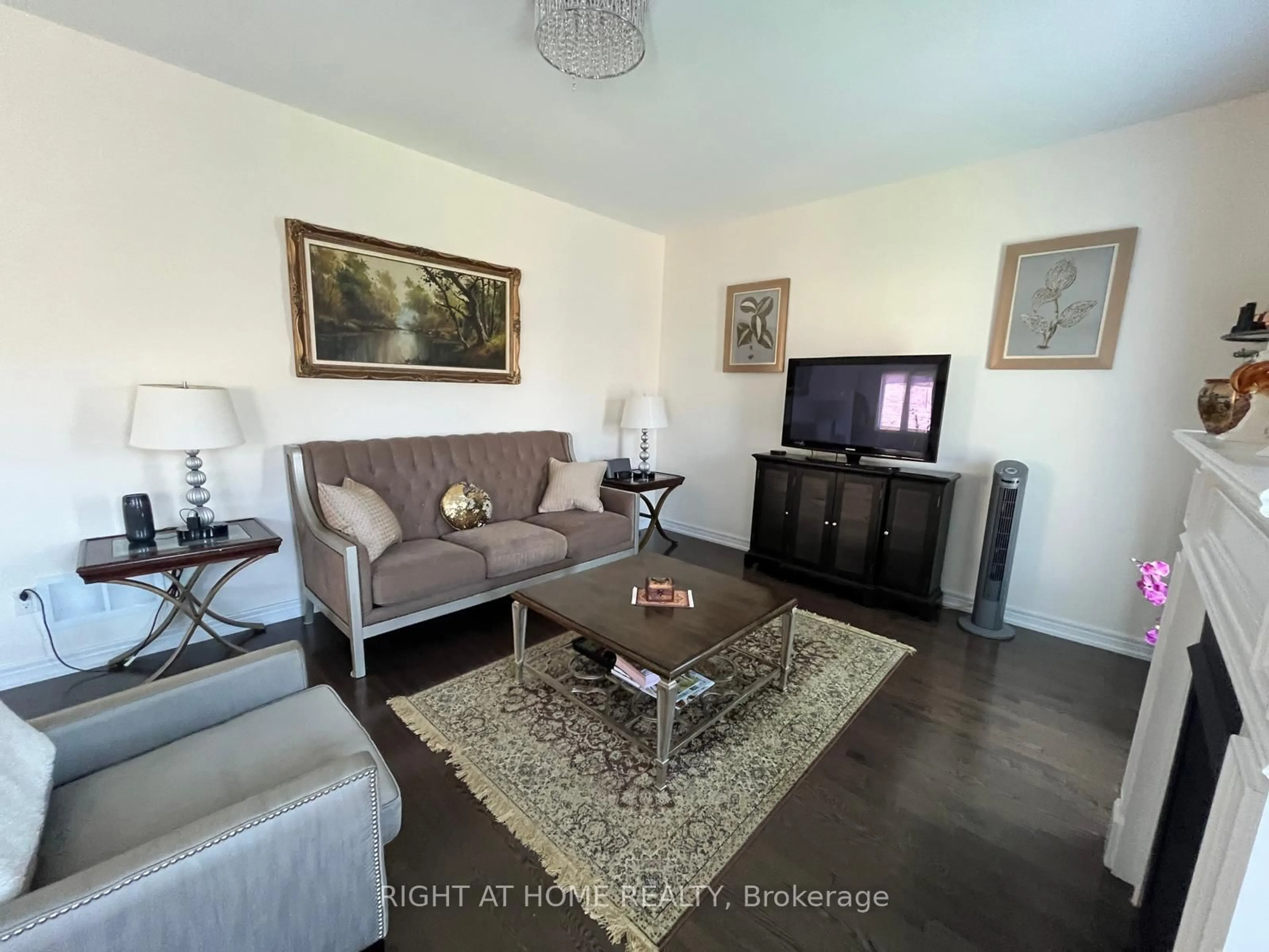 Living room with furniture, wood/laminate floor for 32 Middleton Dr, Wasaga Beach Ontario L9Z 0G8