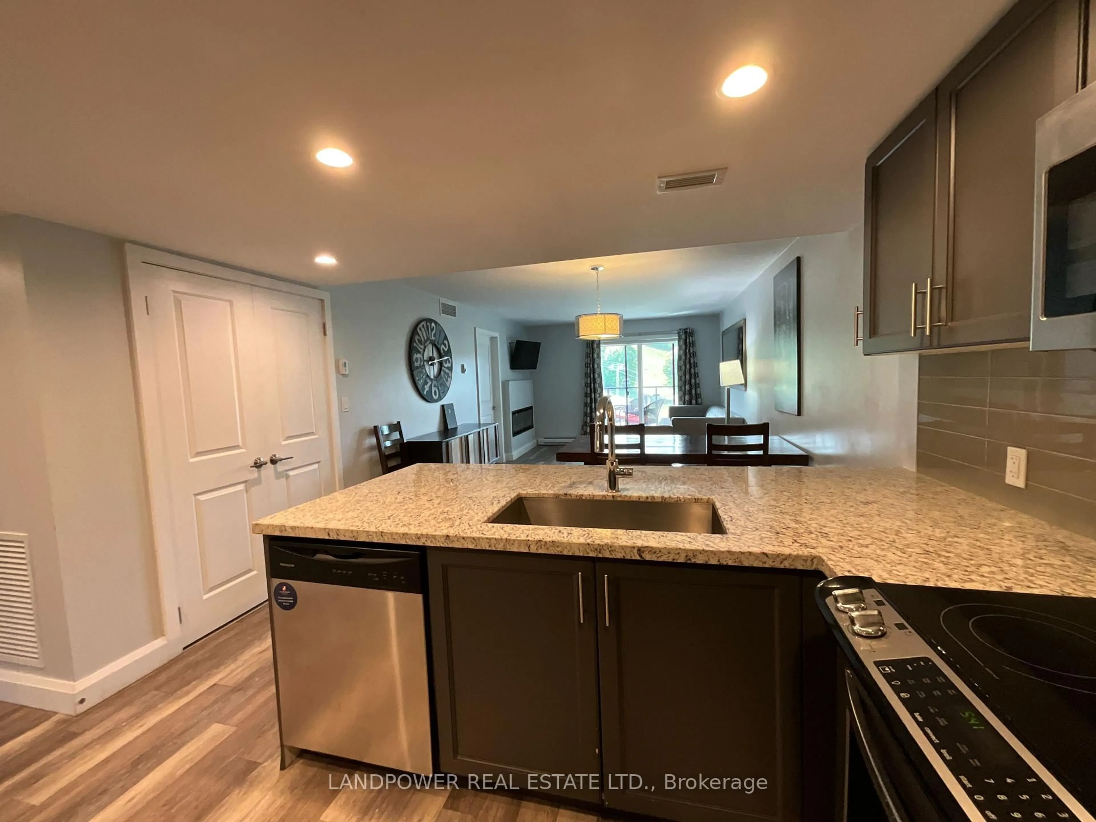 Open concept kitchen, ceramic/tile floor for 80 Horseshoe Blvd #403, Oro-Medonte Ontario L4M 4Y8