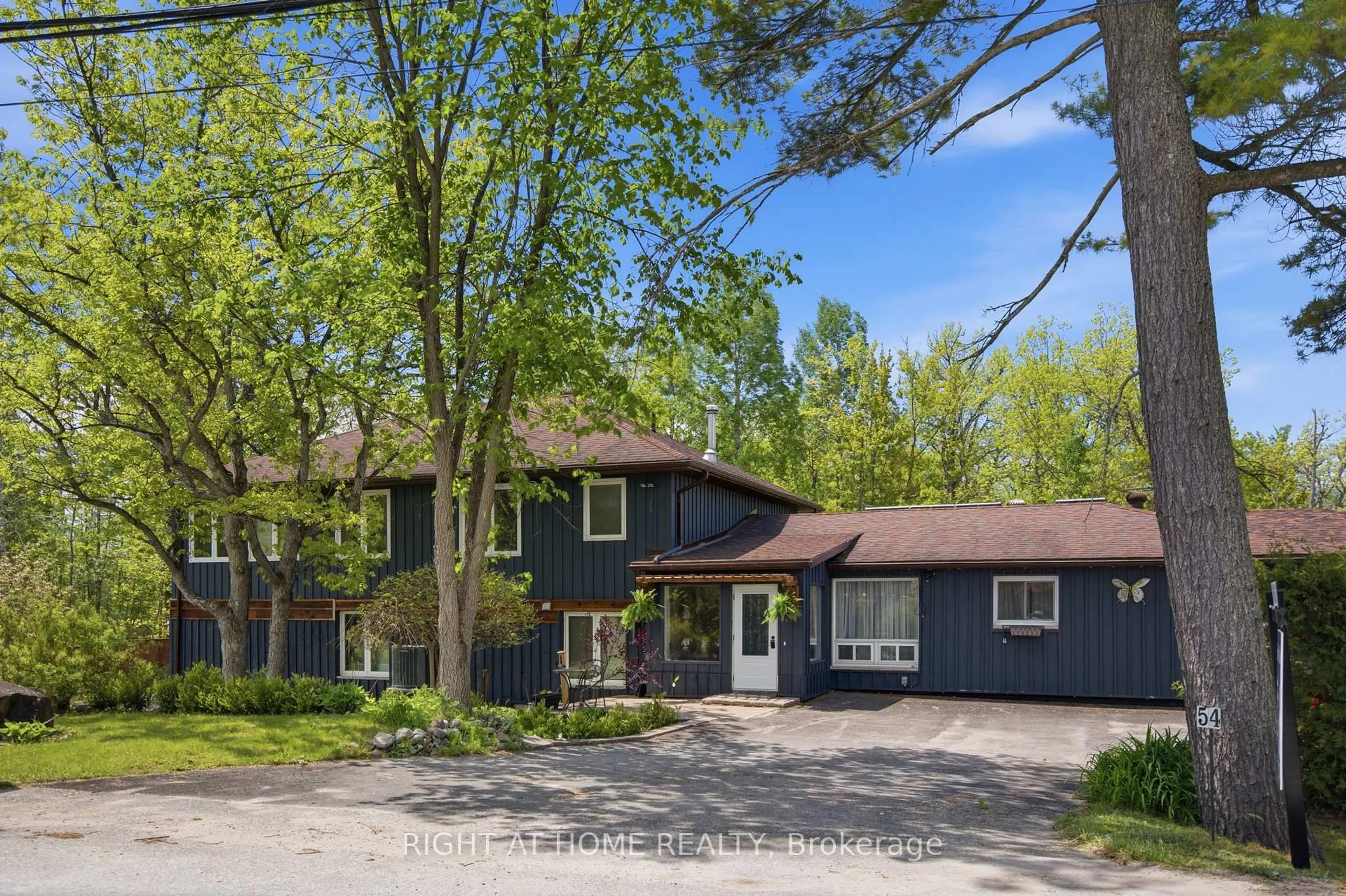 A pic from outside/outdoor area/front of a property/back of a property/a pic from drone, street for 54 Forest Harbour Pkwy, Tay Ontario L0K 1E0