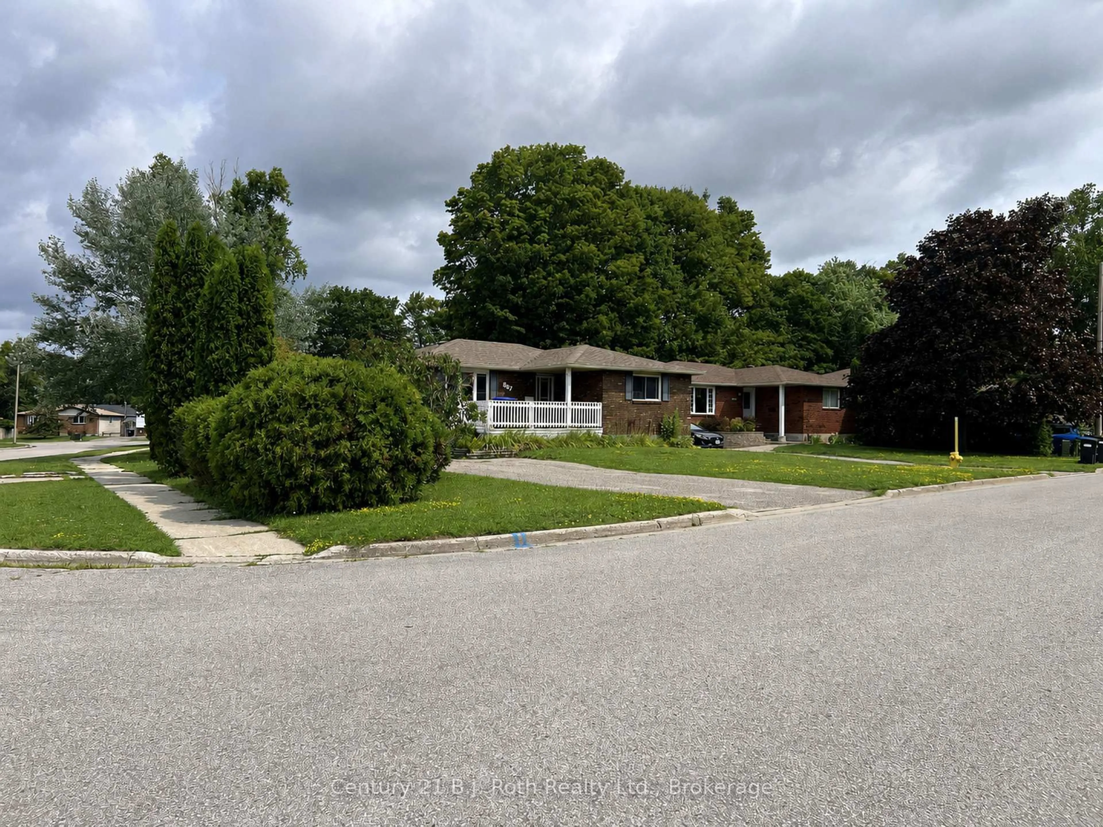 A pic from outside/outdoor area/front of a property/back of a property/a pic from drone, street for 867 Birchwood Dr, Midland Ontario L4R 4Y3