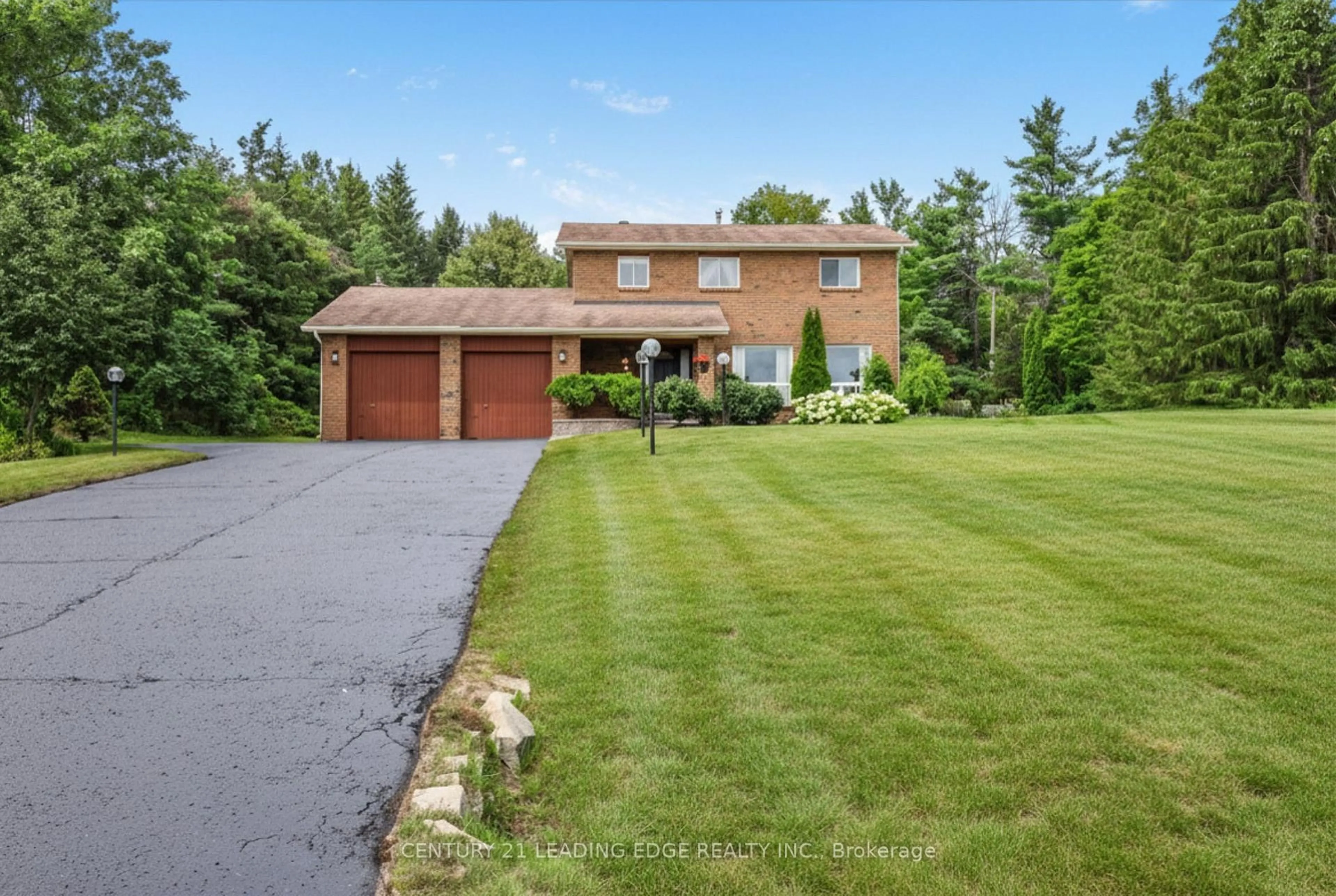 A pic from outside/outdoor area/front of a property/back of a property/a pic from drone, street for 6 Cairns Blvd, Springwater Ontario L9X 0N8