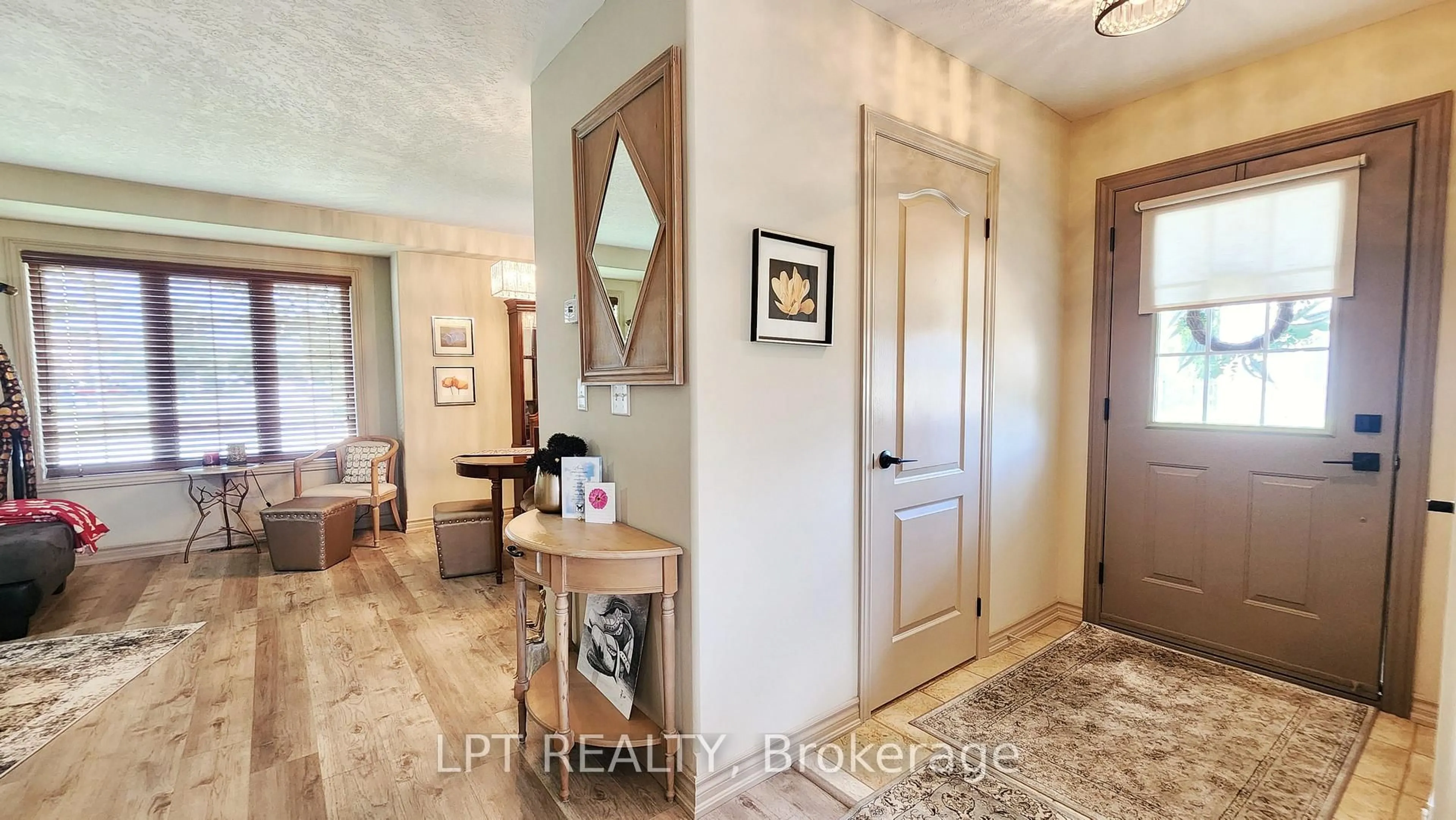 Indoor entryway for 17 Silver Maple Cres, Barrie Ontario L4N 0Y4