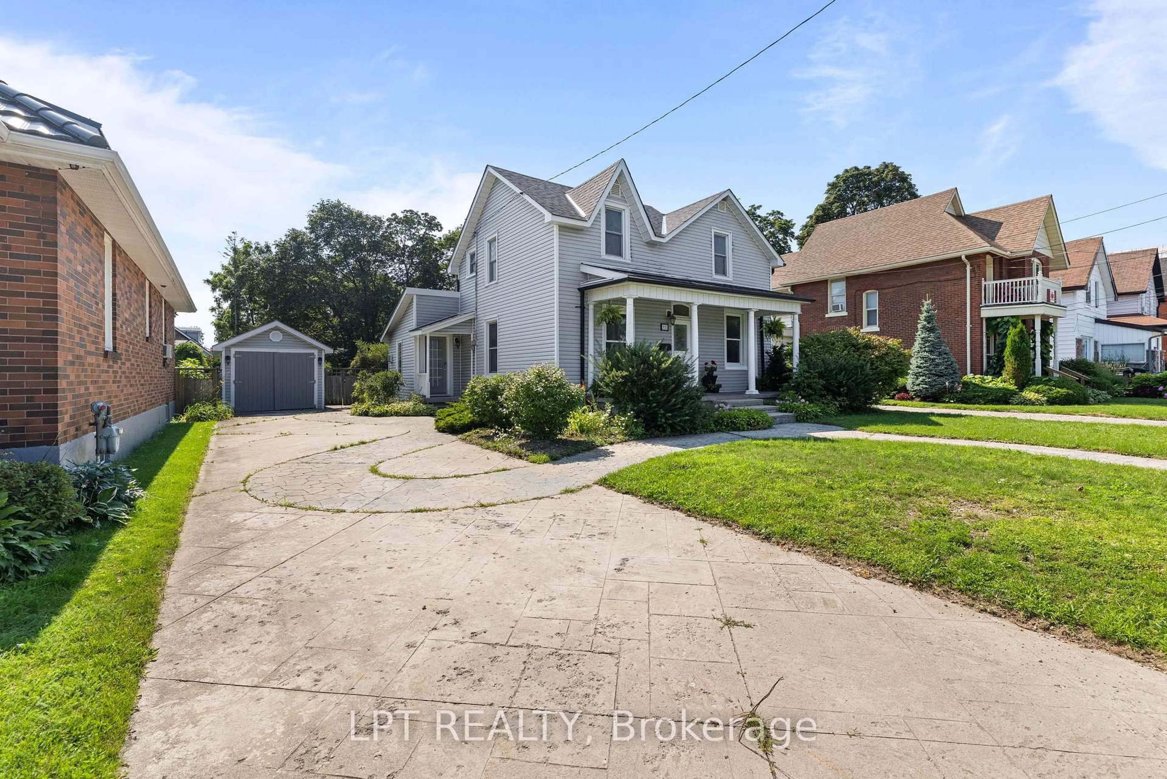 A pic from outside/outdoor area/front of a property/back of a property/a pic from drone, street for 52 Parkside Dr, Barrie Ontario L4N 1W9