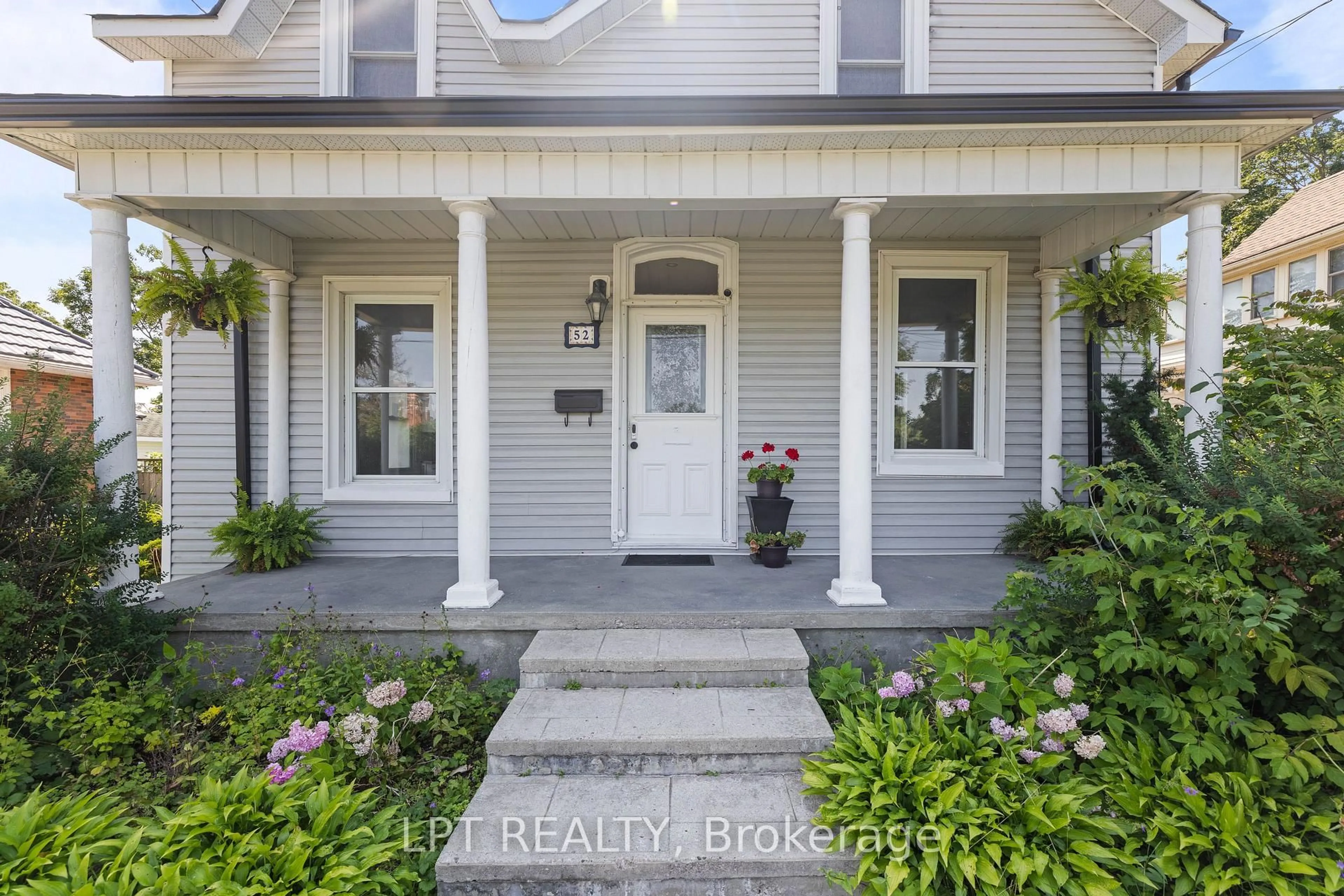 Indoor entryway for 52 Parkside Dr, Barrie Ontario L4N 1W9