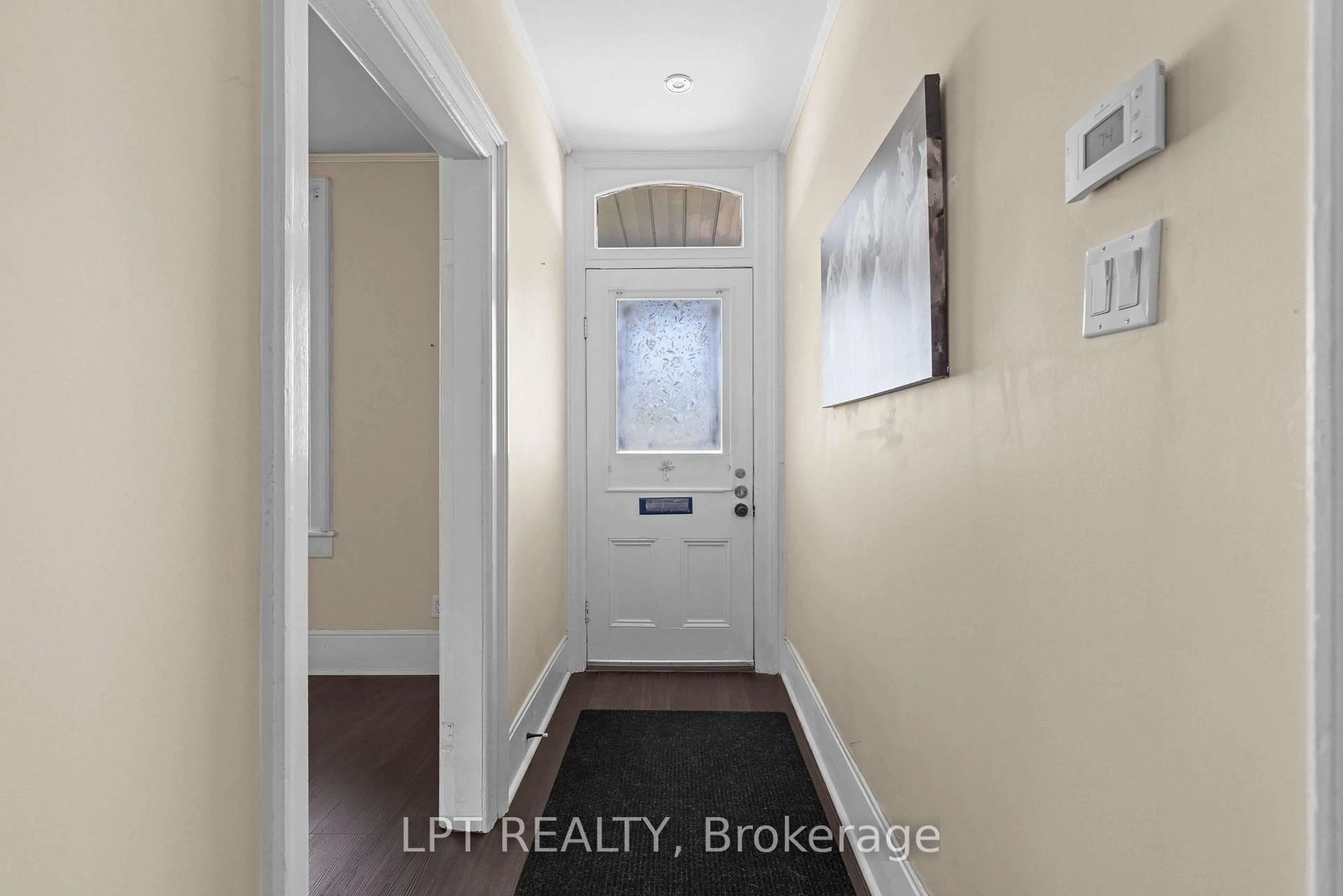 Indoor entryway for 52 Parkside Dr, Barrie Ontario L4N 1W9