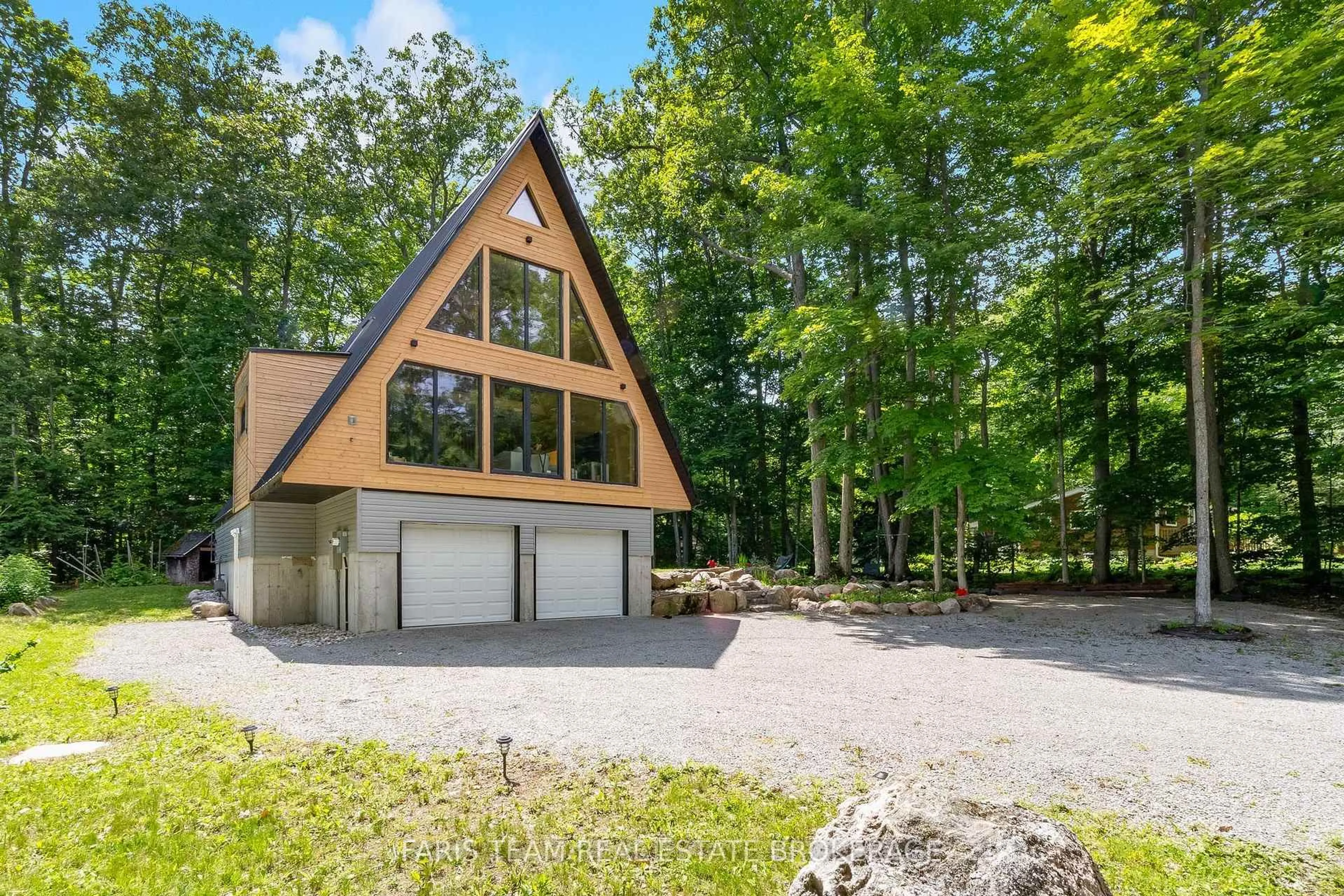 Home with vinyl exterior material, mountain view for 1490 Champlain Rd, Tiny Ontario L9M 0C1
