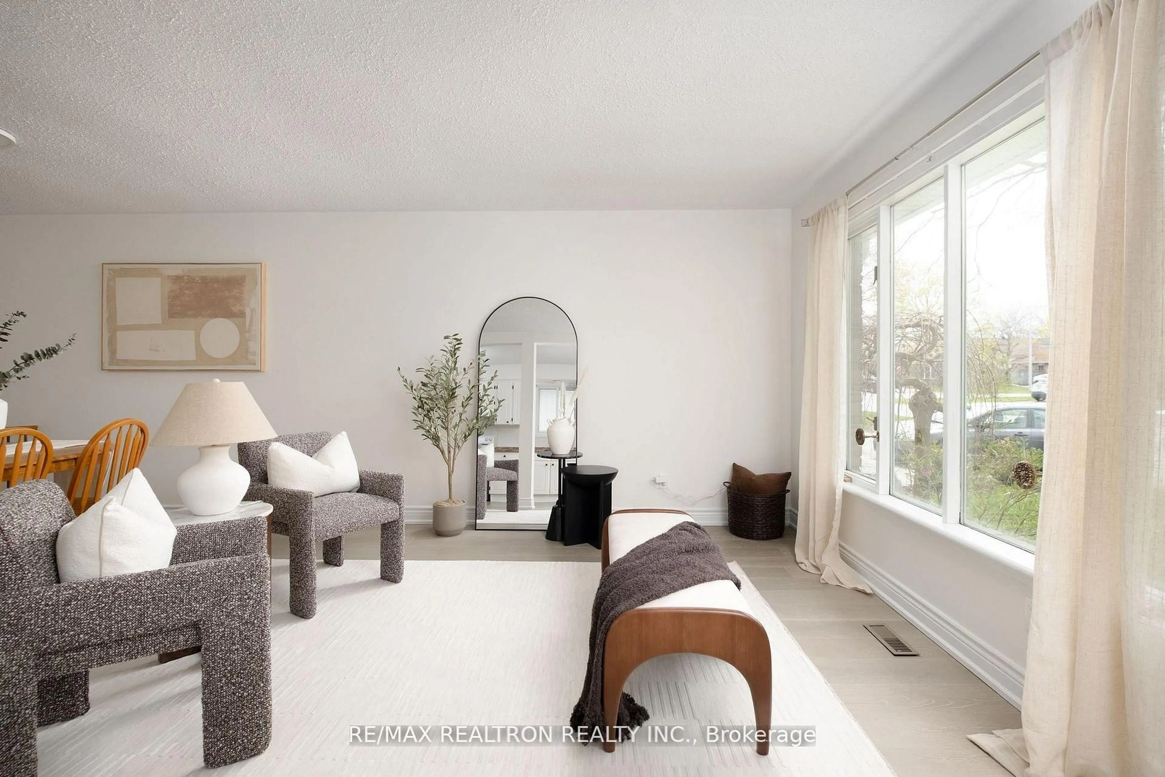 Living room with furniture, unknown for 8 Courtice Cres, Collingwood Ontario L9Y 4G1