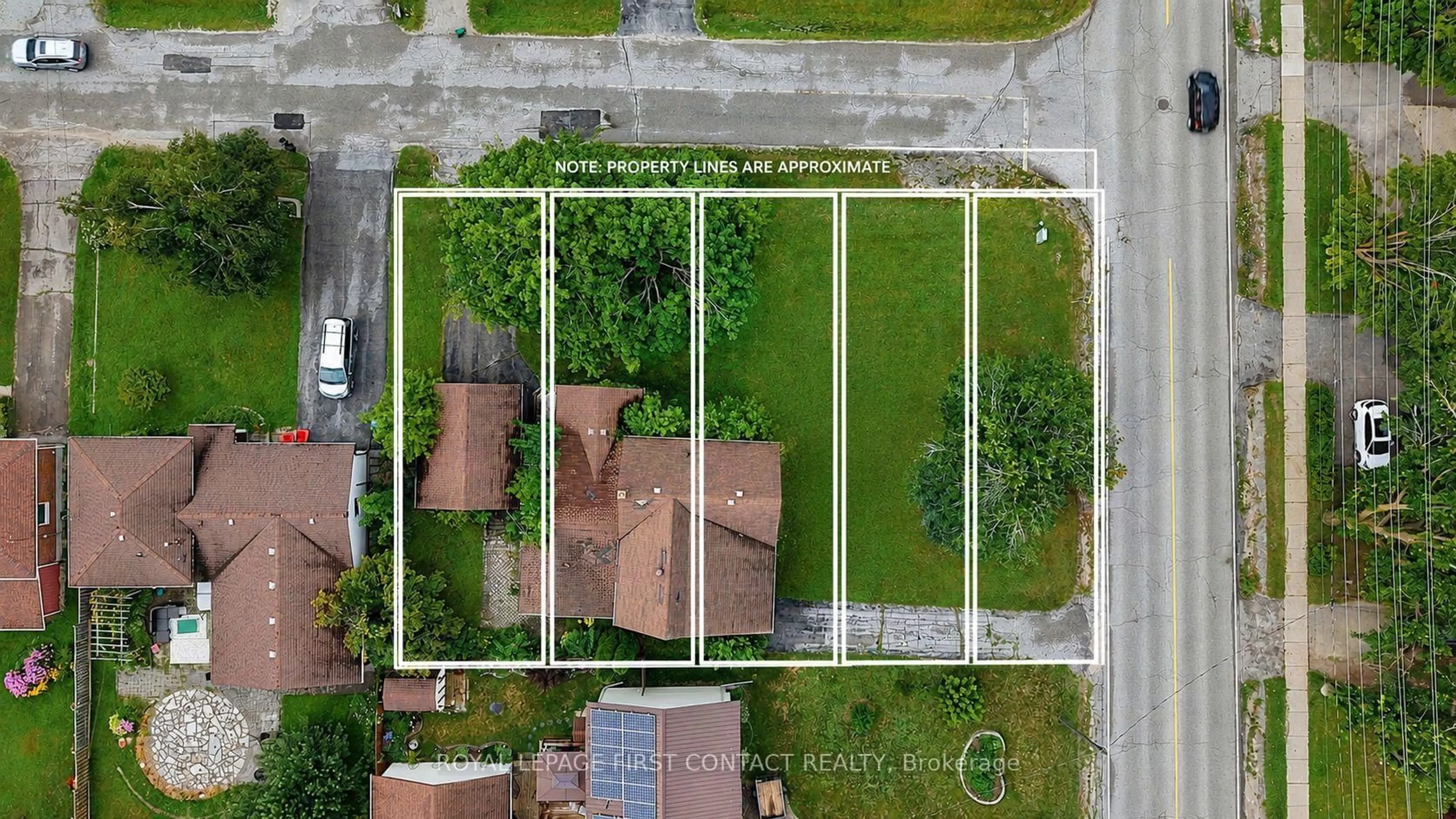 A pic from outside/outdoor area/front of a property/back of a property/a pic from drone, street for 43 FITTONS Rd, Orillia Ontario L3V 3T7