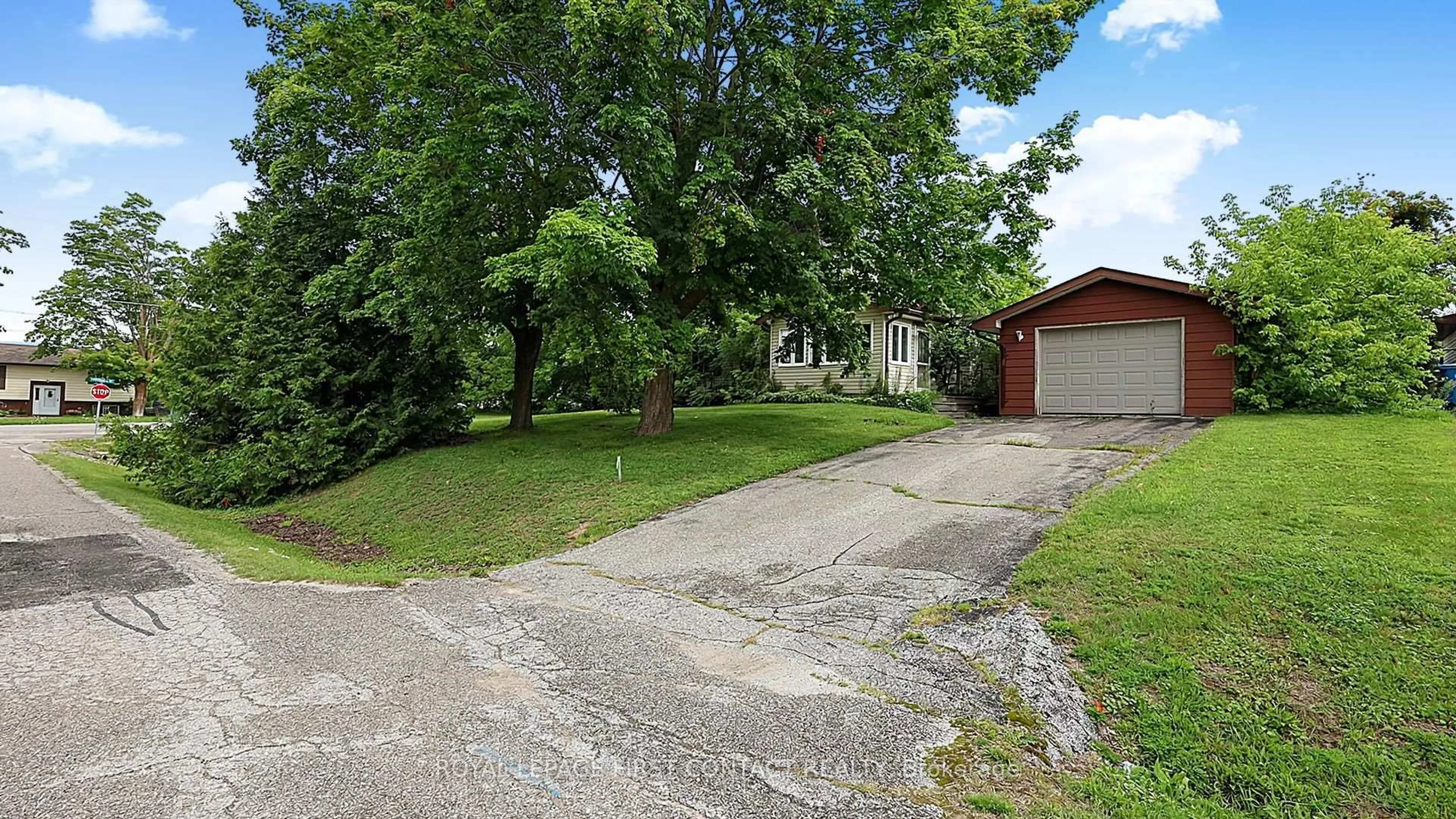 A pic from outside/outdoor area/front of a property/back of a property/a pic from drone, street for 43 FITTONS Rd, Orillia Ontario L3V 3T7