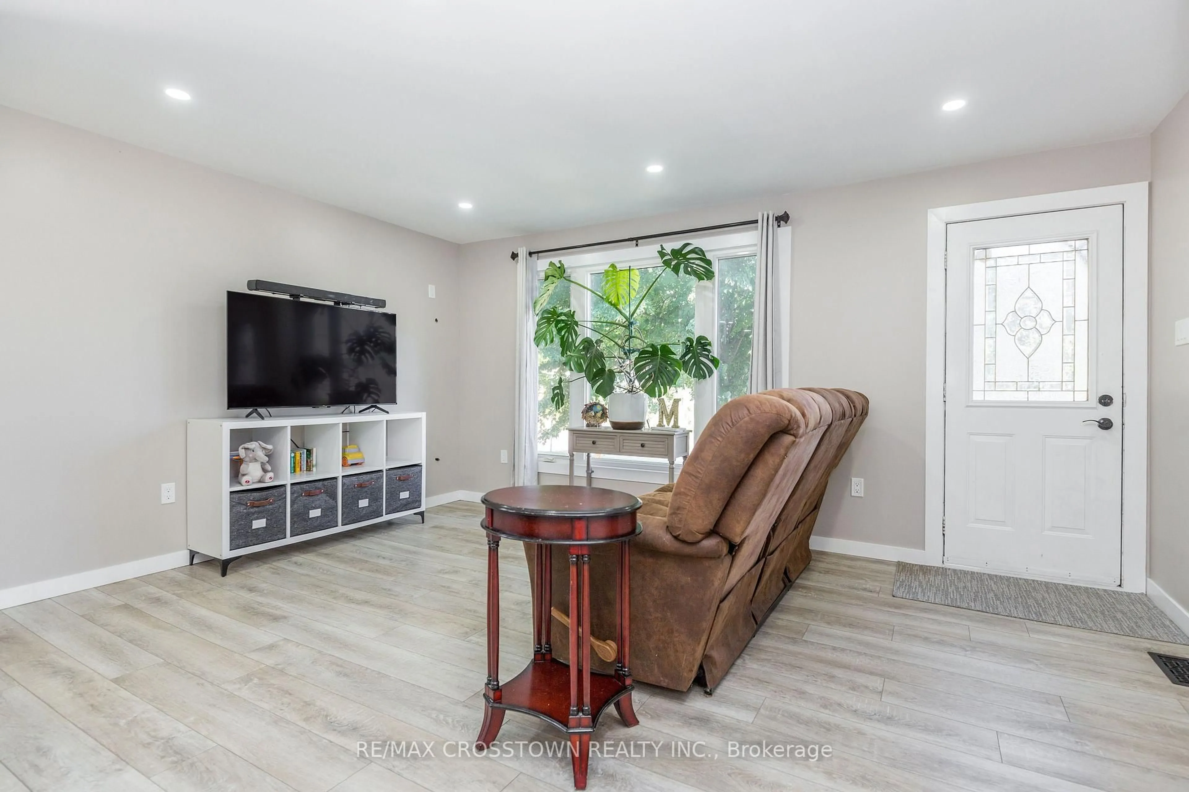 Living room with furniture, unknown for 281 Elizabeth St, Midland Ontario L4R 1Y5