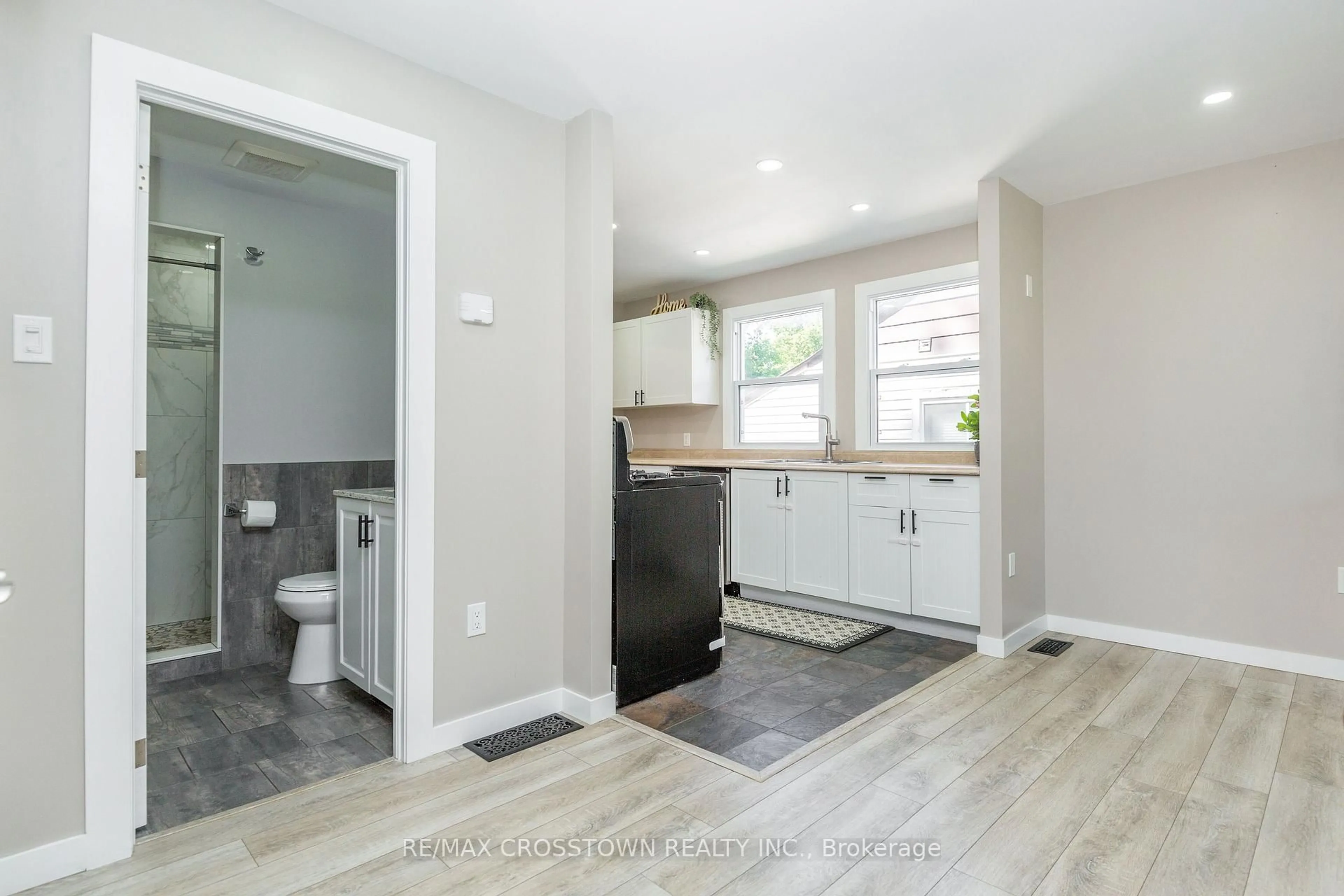 Contemporary bathroom, ceramic/tile floor for 281 Elizabeth St, Midland Ontario L4R 1Y5