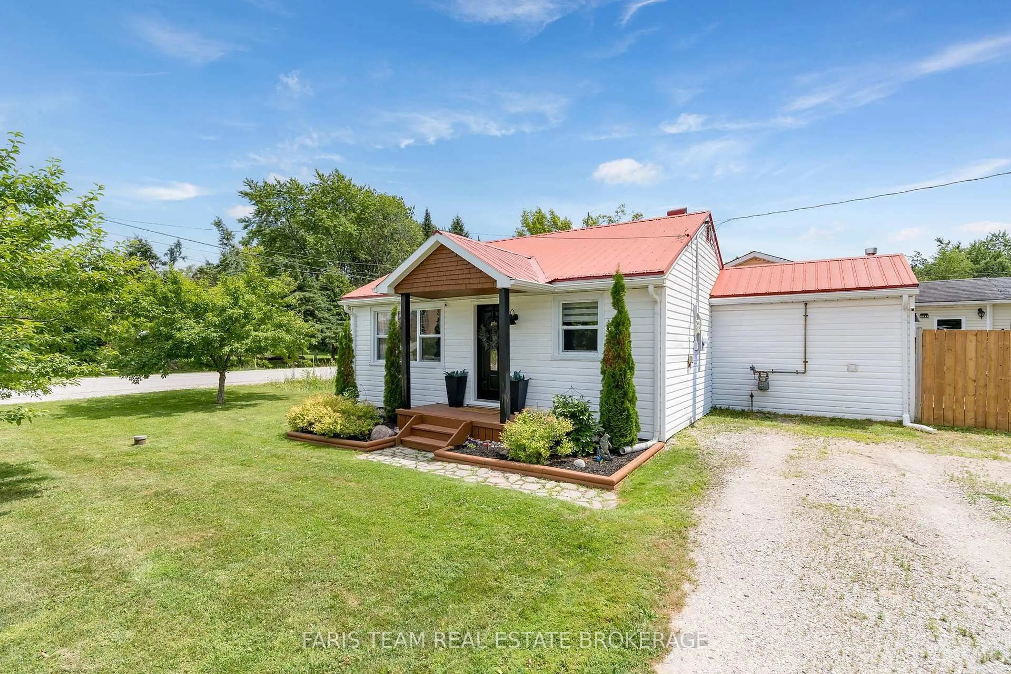 A pic from outside/outdoor area/front of a property/back of a property/a pic from drone, street for 2721 Cumberland Rd, Severn Ontario L3V 6H3