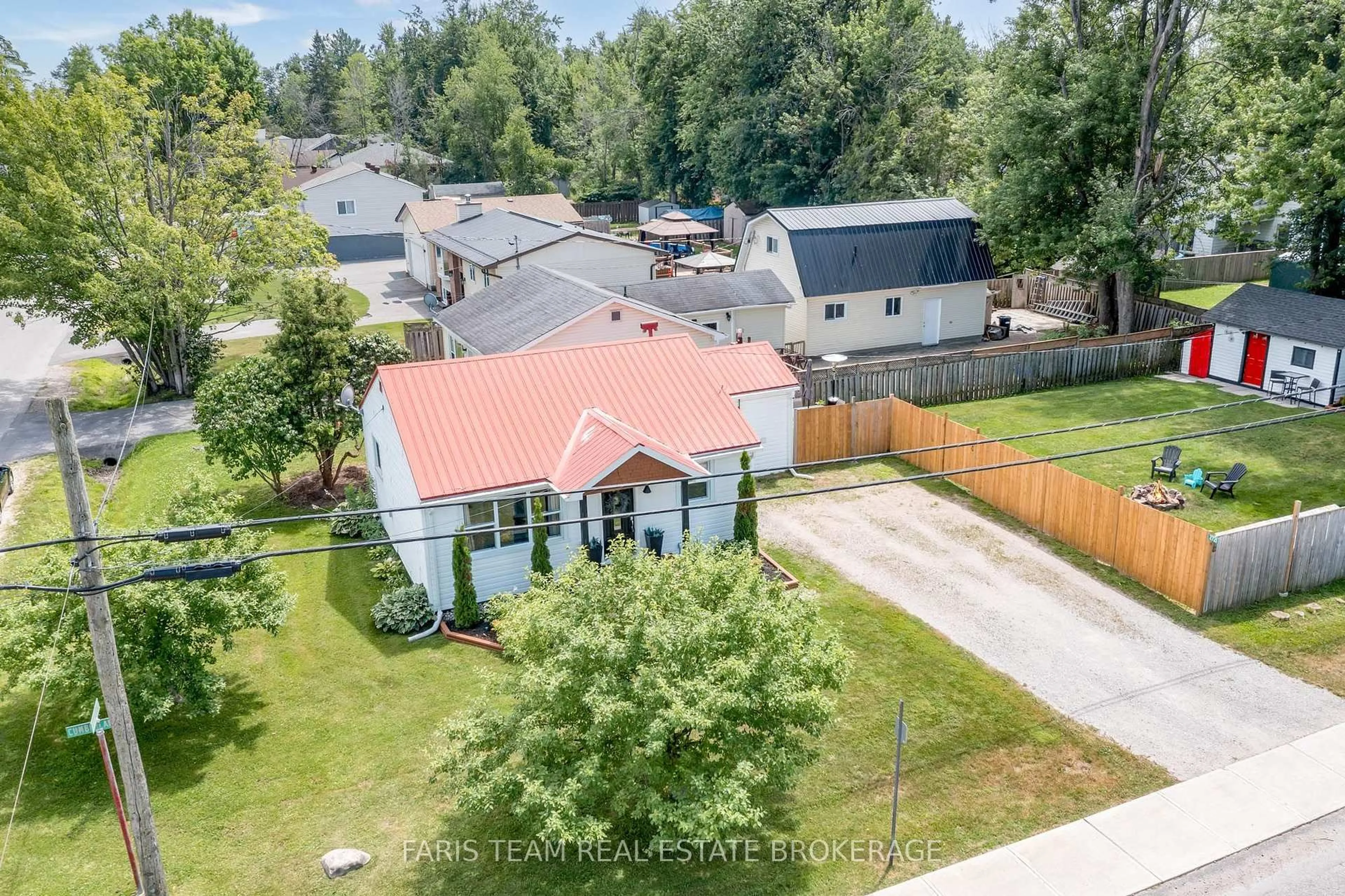 A pic from outside/outdoor area/front of a property/back of a property/a pic from drone, street for 2721 Cumberland Rd, Severn Ontario L3V 6H3