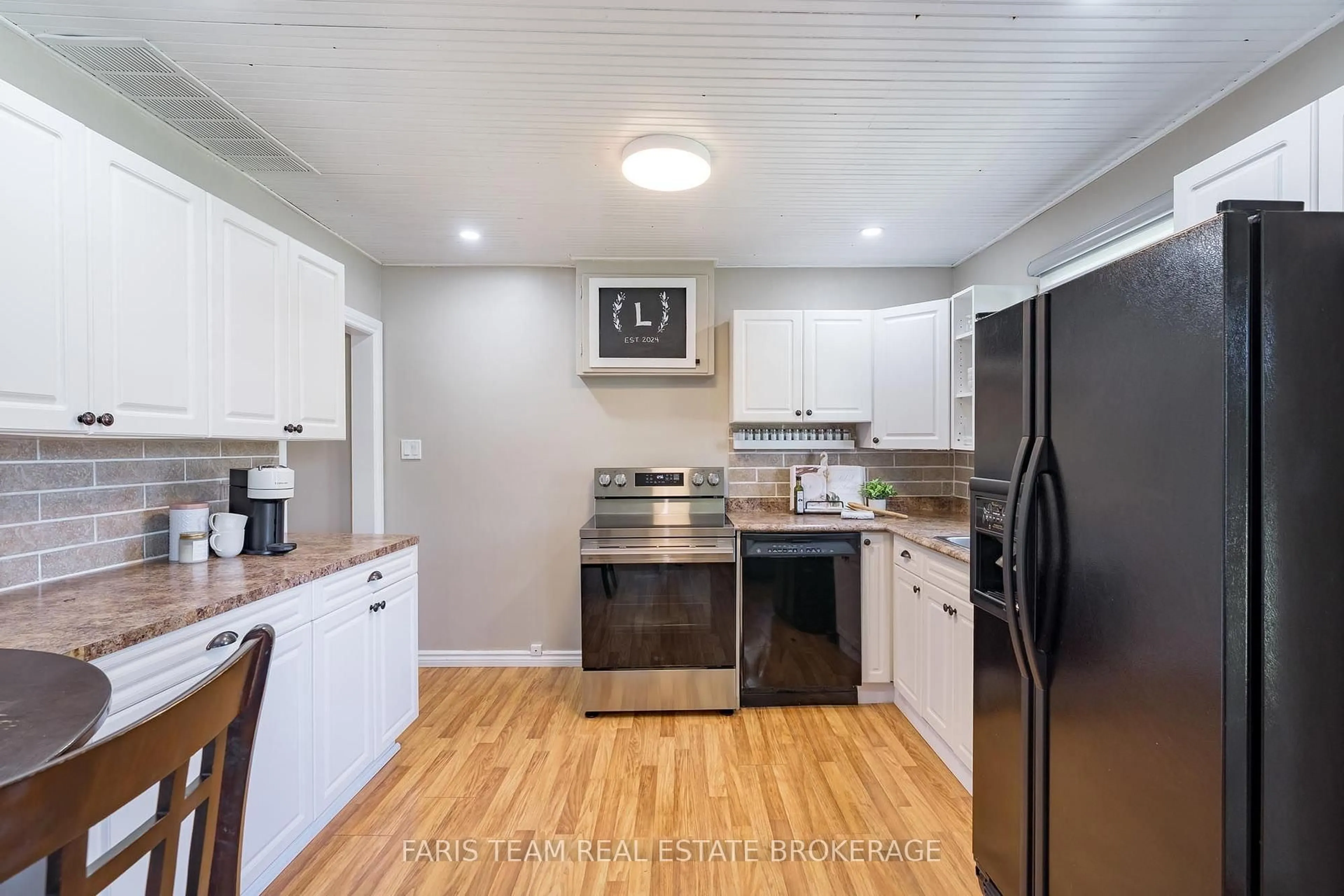 Standard kitchen, unknown for 2721 Cumberland Rd, Severn Ontario L3V 6H3