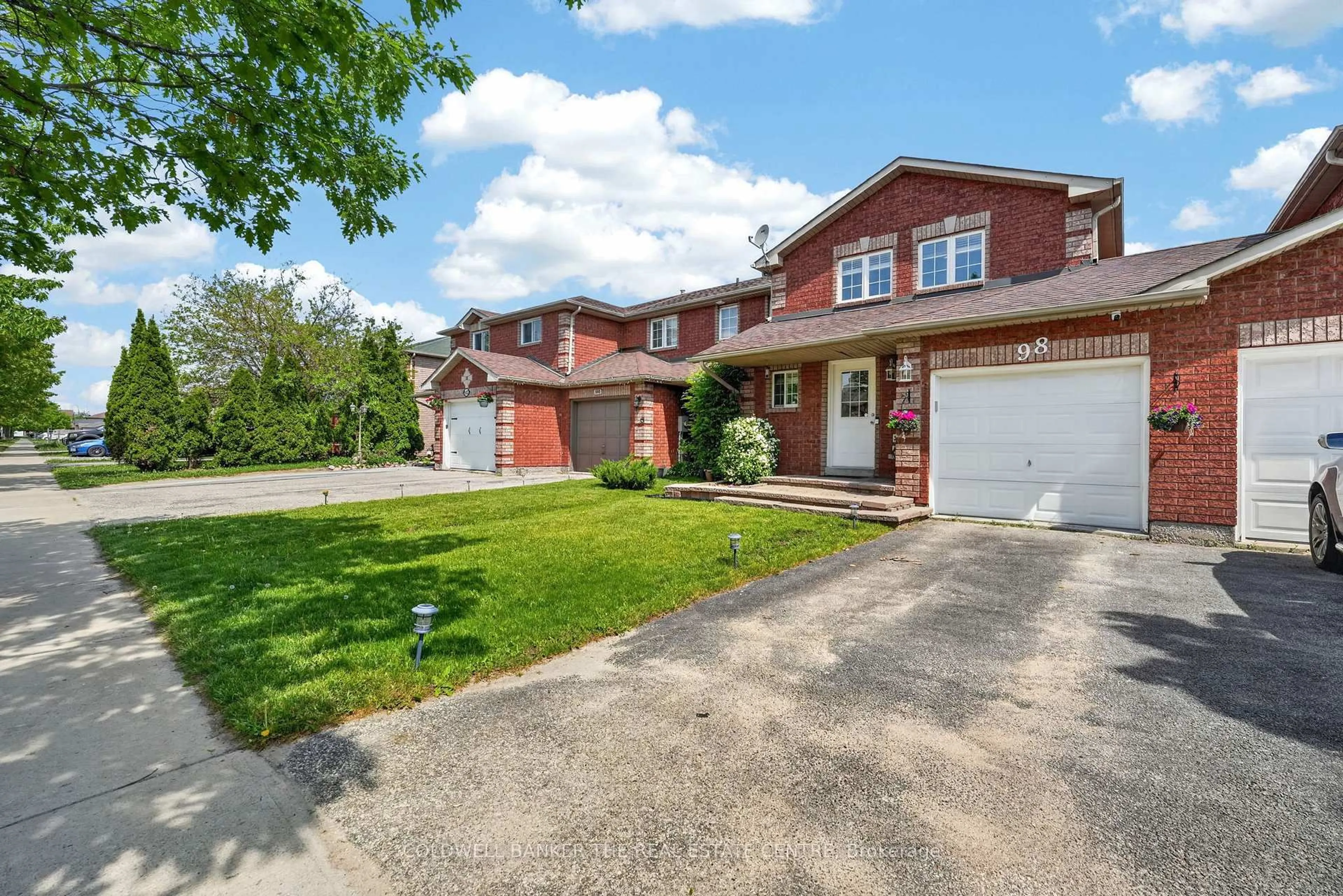 A pic from outside/outdoor area/front of a property/back of a property/a pic from drone, street for 98 Cheltenham Rd, Barrie Ontario L4M 6S7