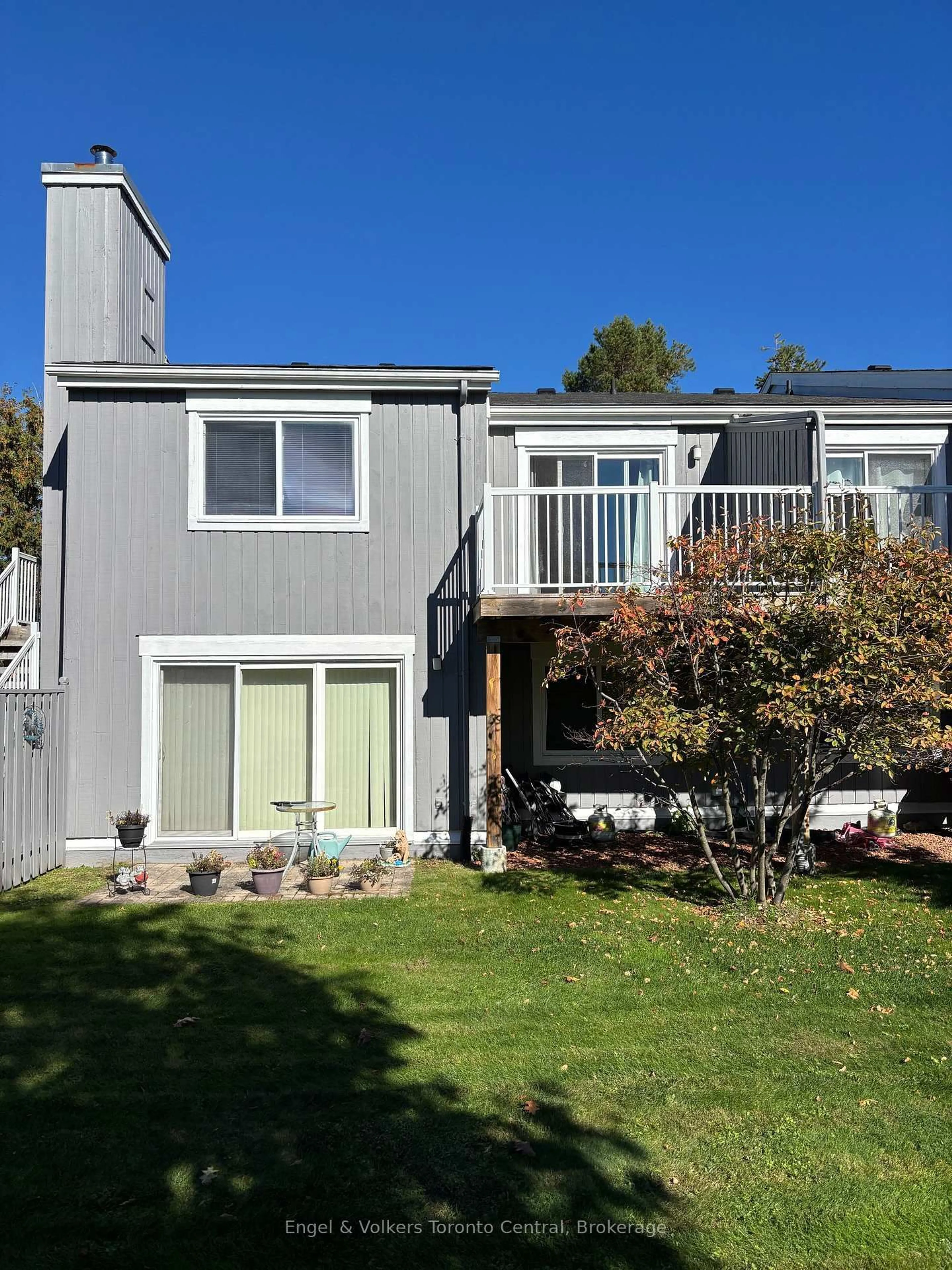 Home with vinyl exterior material, street for 23 Dawson Dr #93, Collingwood Ontario L9Y 5B4