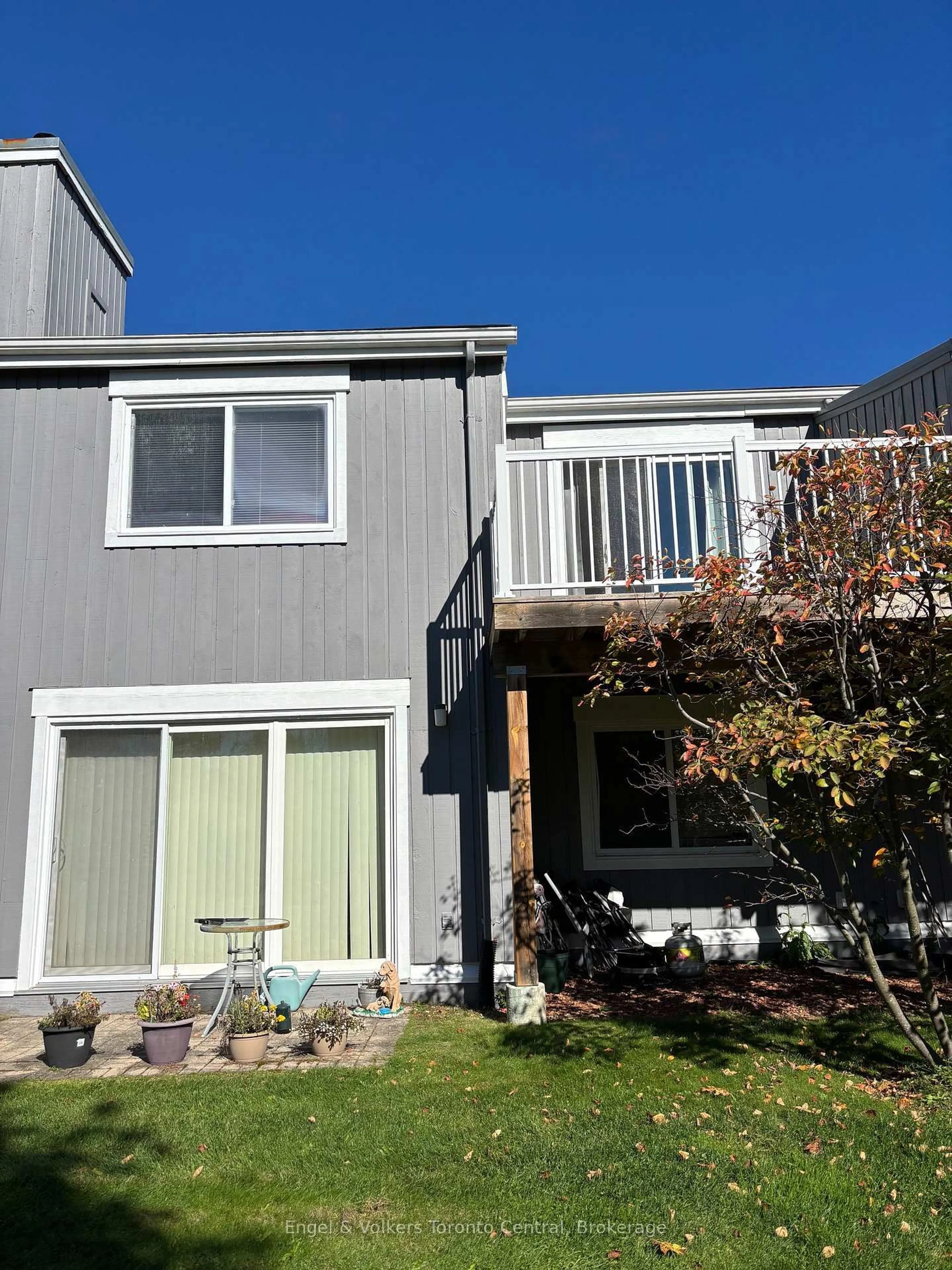 Home with vinyl exterior material, unknown for 23 Dawson Dr #93, Collingwood Ontario L9Y 5B4