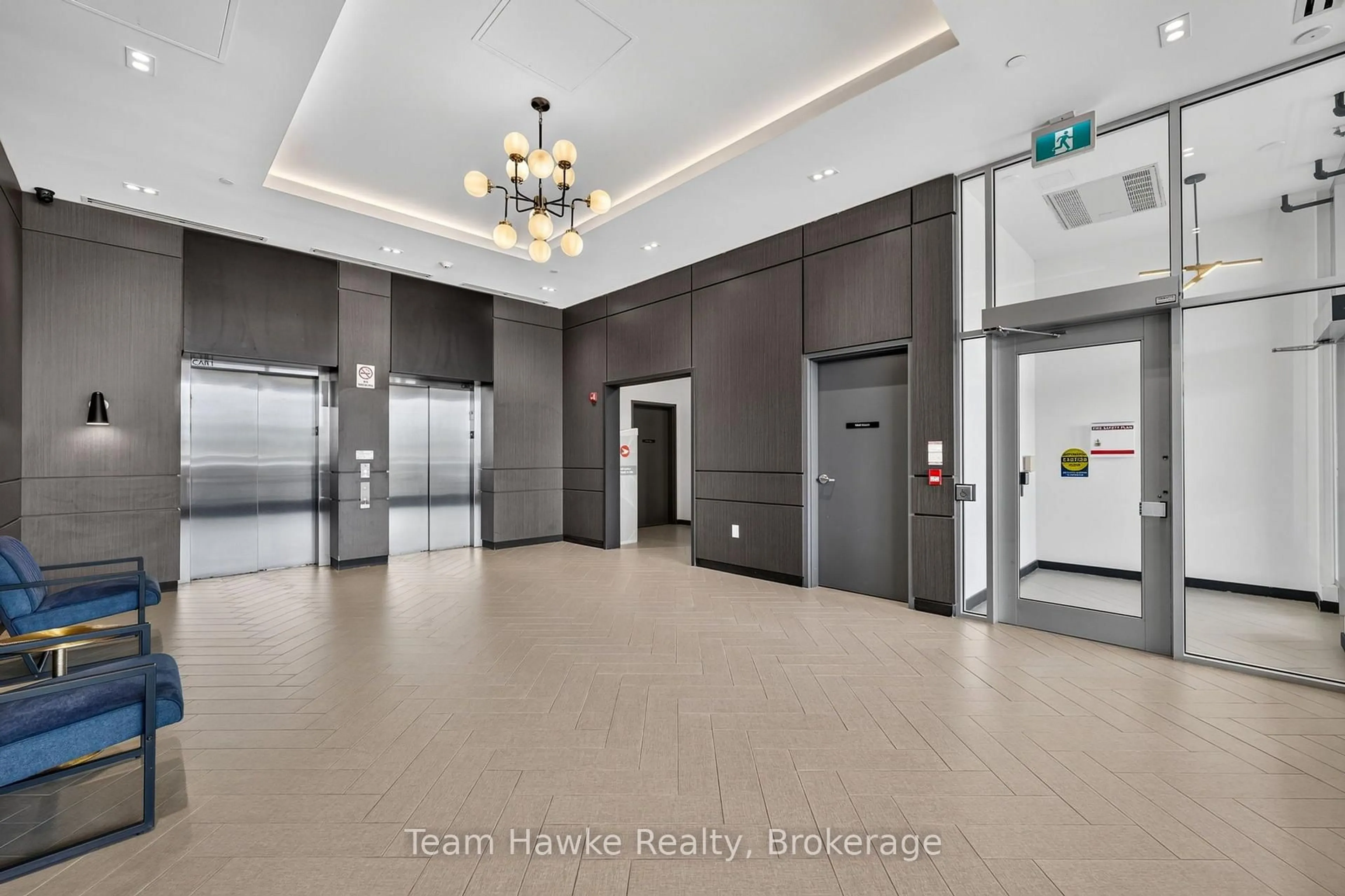 Indoor foyer for 430 Essa Rd #211, Barrie Ontario L9J 0M1