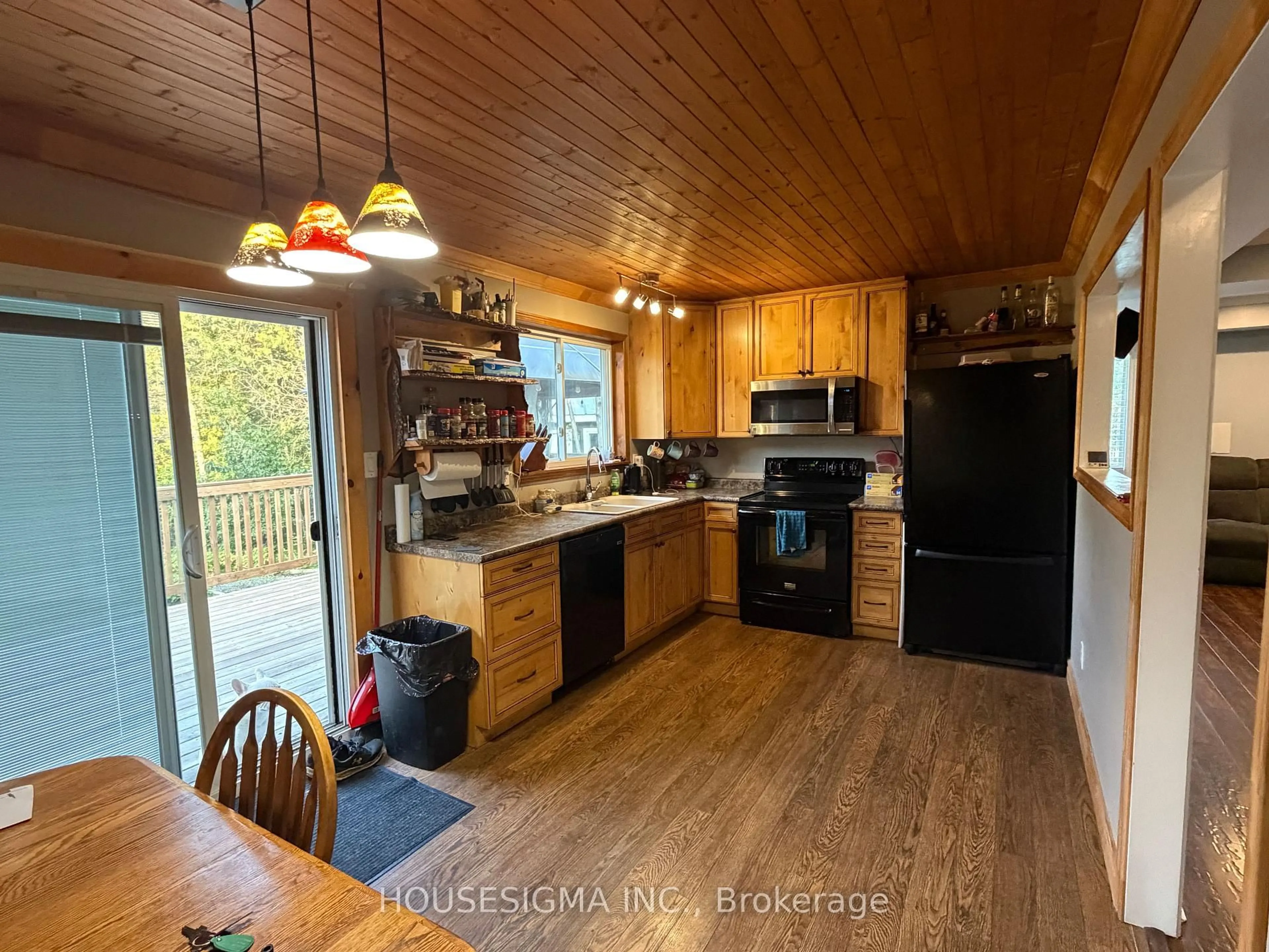 Open concept kitchen, wood/laminate floor for 16 Mazepa Pl, Oro-Medonte Ontario L0L 1T0