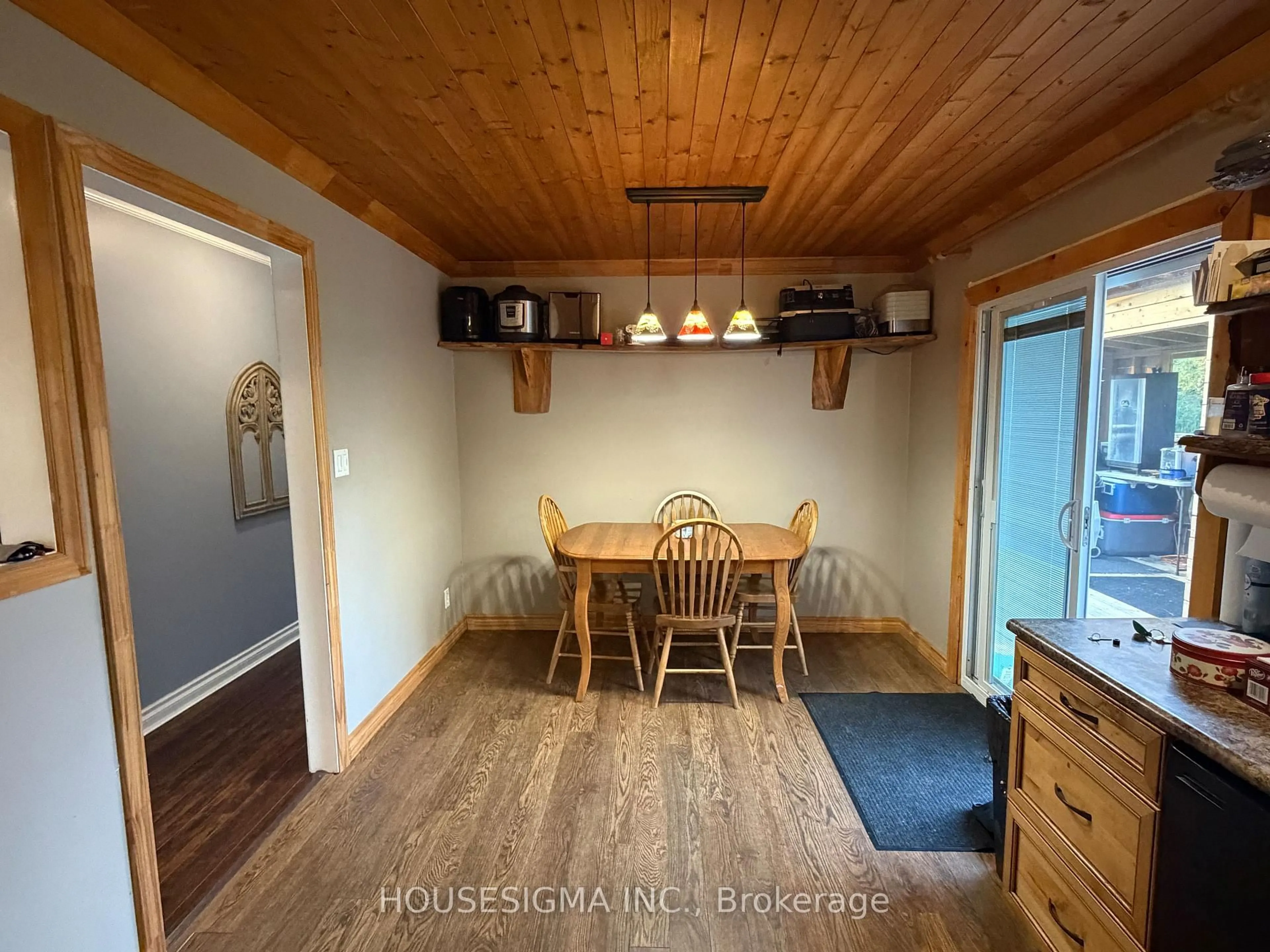 Dining room, wood/laminate floor for 16 Mazepa Pl, Oro-Medonte Ontario L0L 1T0