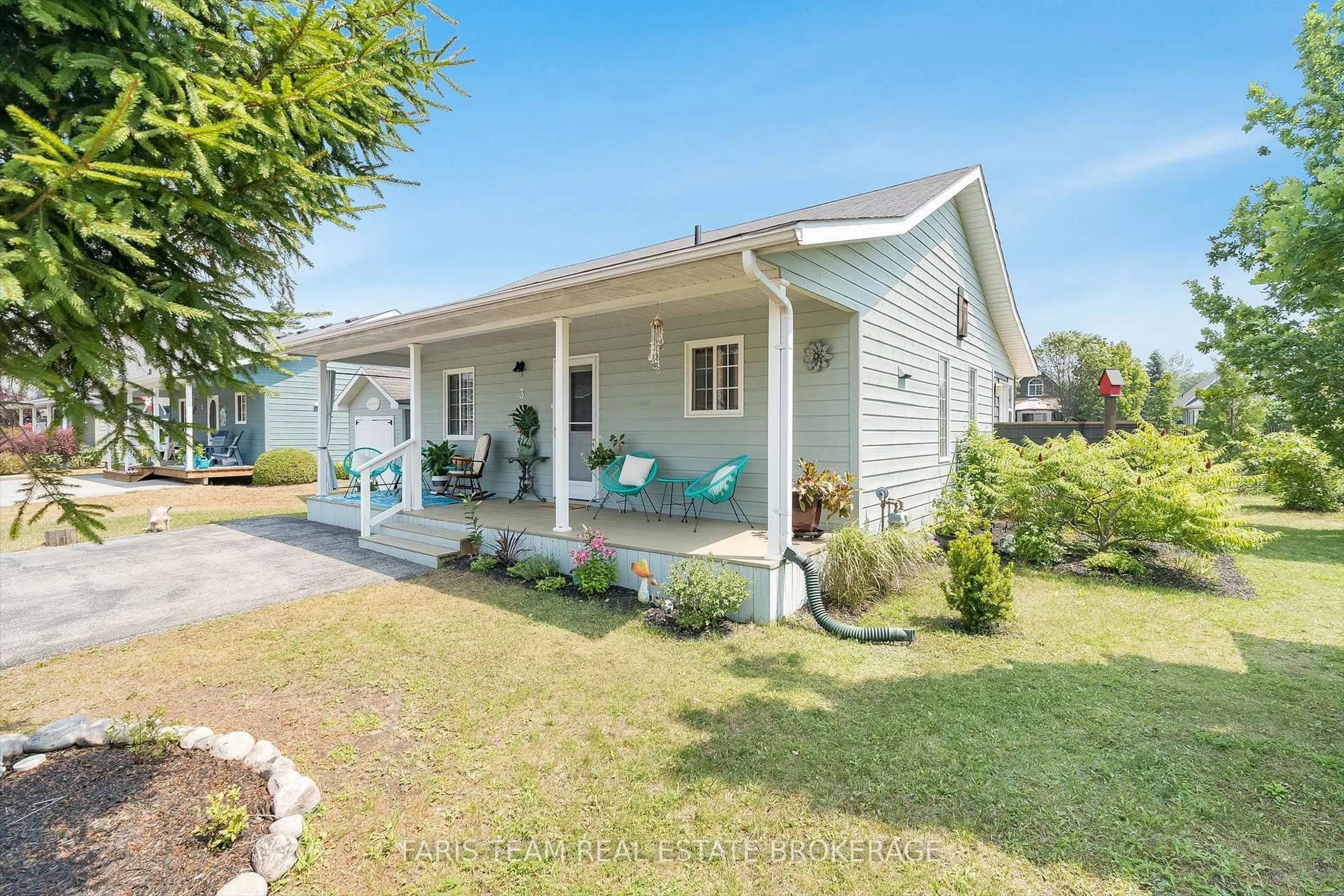 Home with vinyl exterior material, street for 3 Awenda Ave, Wasaga Beach Ontario L9Z 1X7