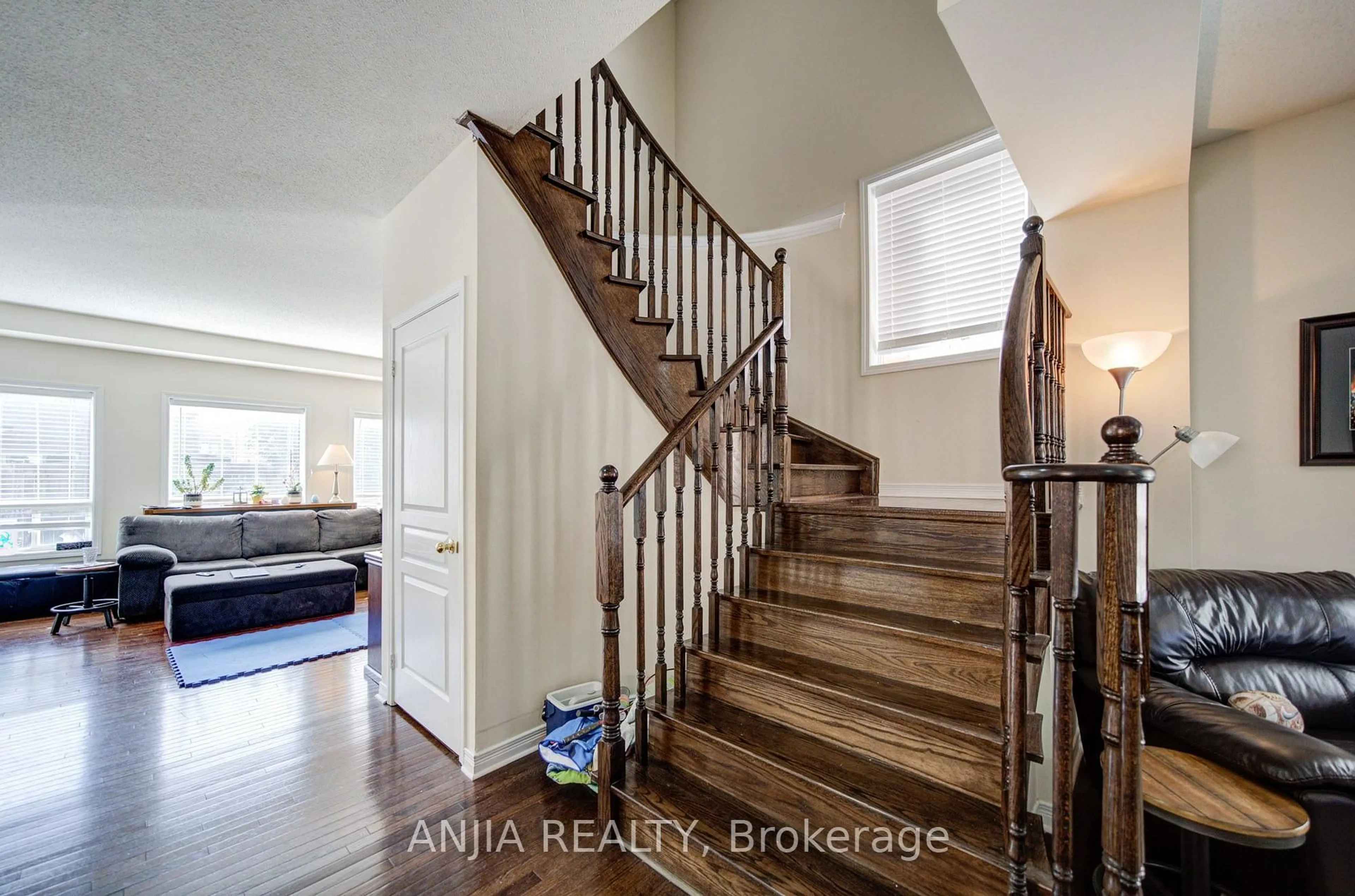 Indoor entryway for 102 Westminster Circ, Barrie Ontario L4M 0A6