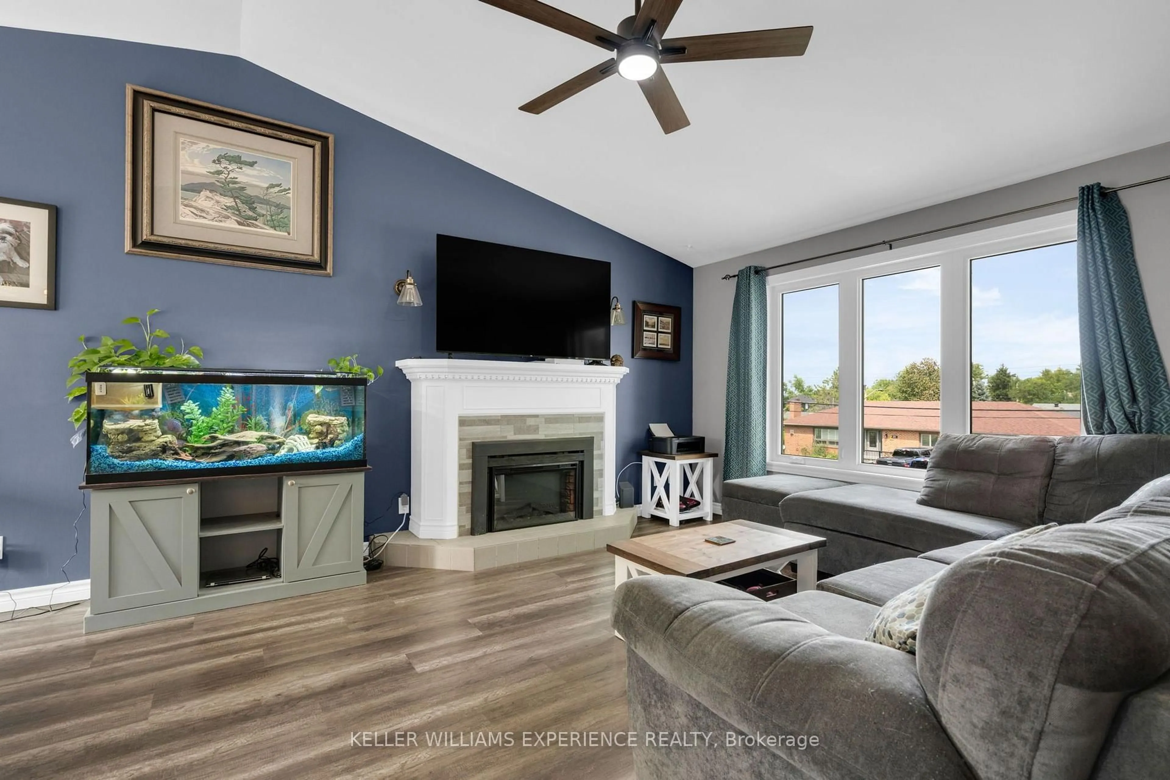 Living room with furniture, unknown for 28 Park St, Tay Ontario L0K 2A0