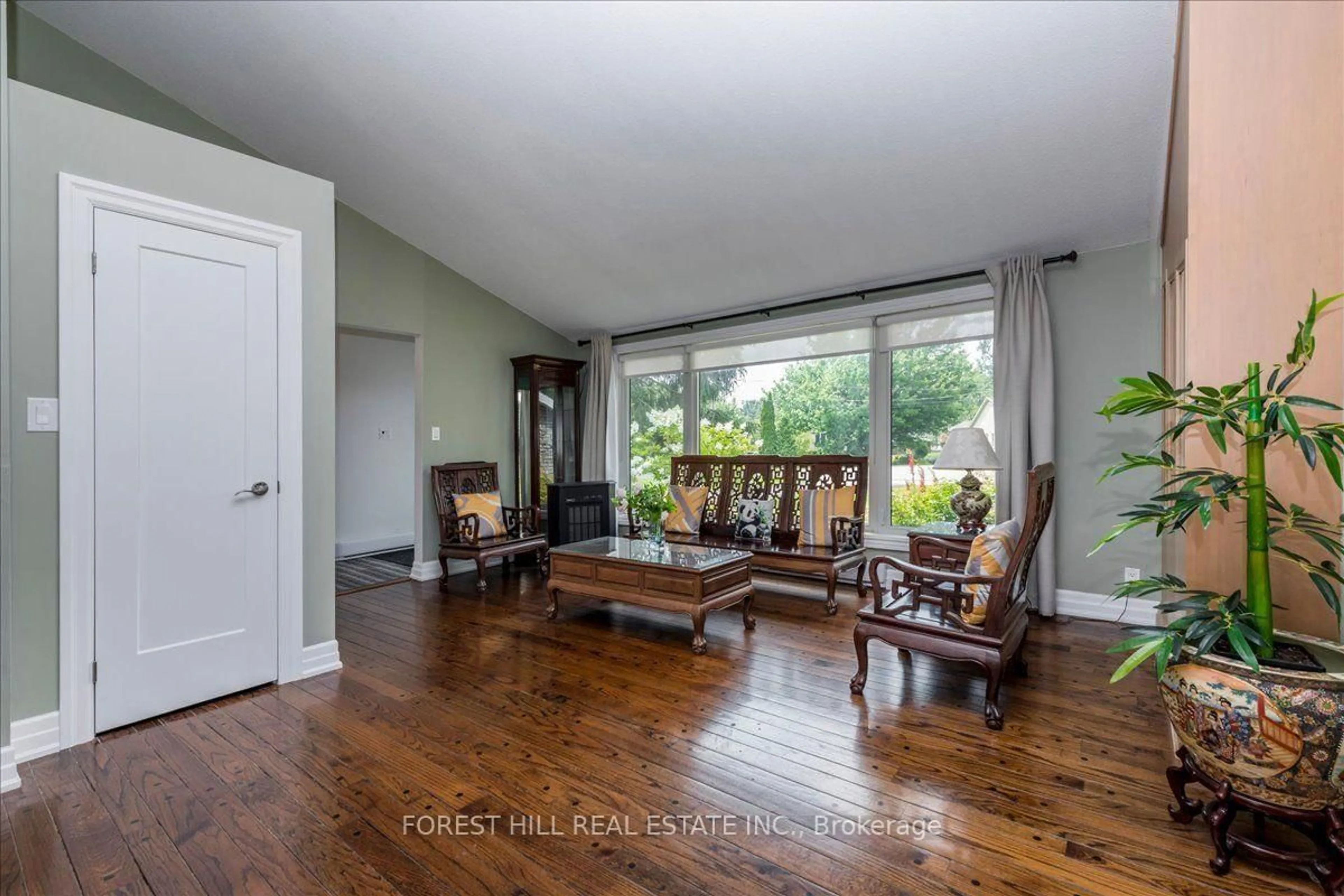 Living room with furniture, wood/laminate floor for 21 PINETREE Crt, Ramara Ontario L0K 1B0