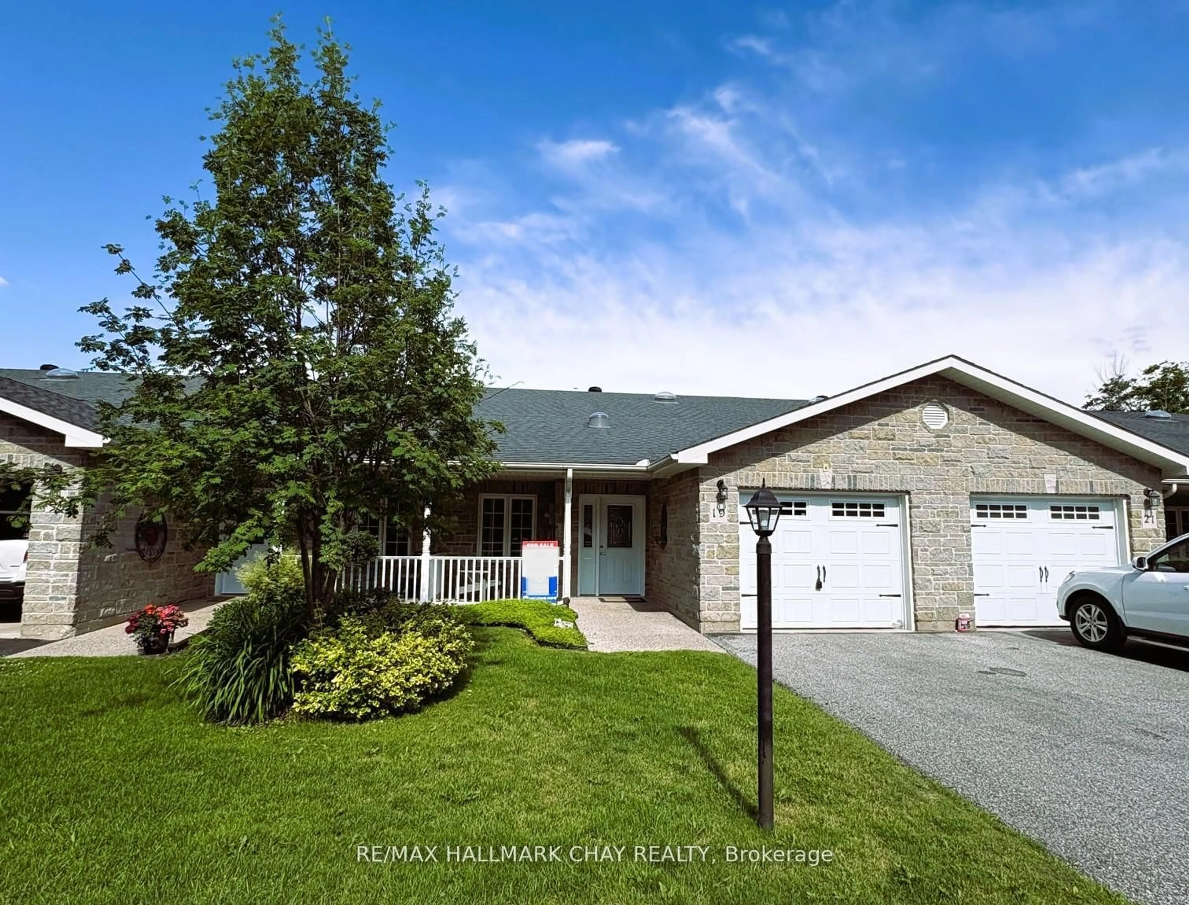 Home with vinyl exterior material, street for 19 Greenway Dr, Wasaga Beach Ontario L9Z 0E6
