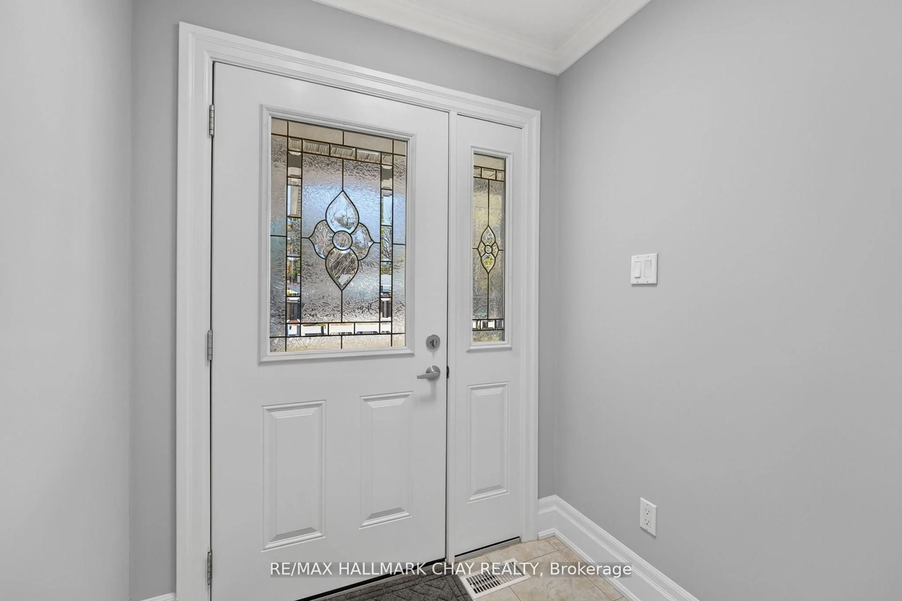 Indoor entryway for 19 Greenway Dr, Wasaga Beach Ontario L9Z 0E6