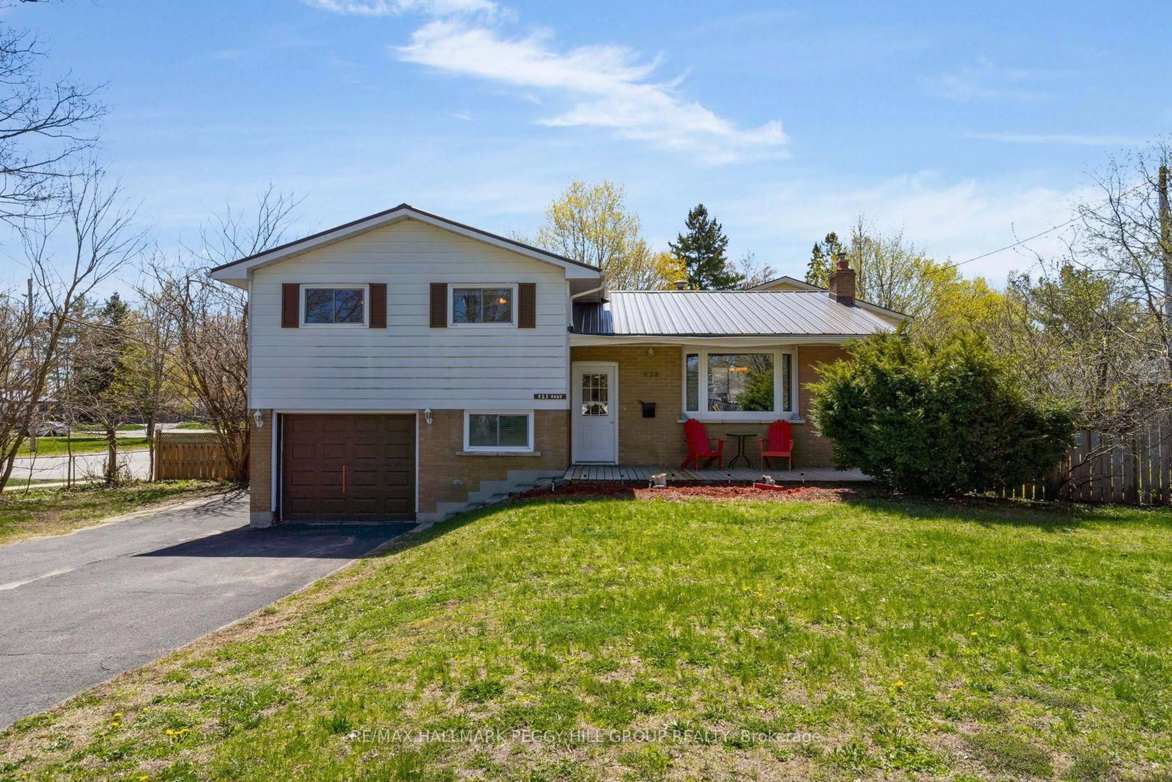 Home with vinyl exterior material, street for 423 Mary St, Orillia Ontario L3V 3G5