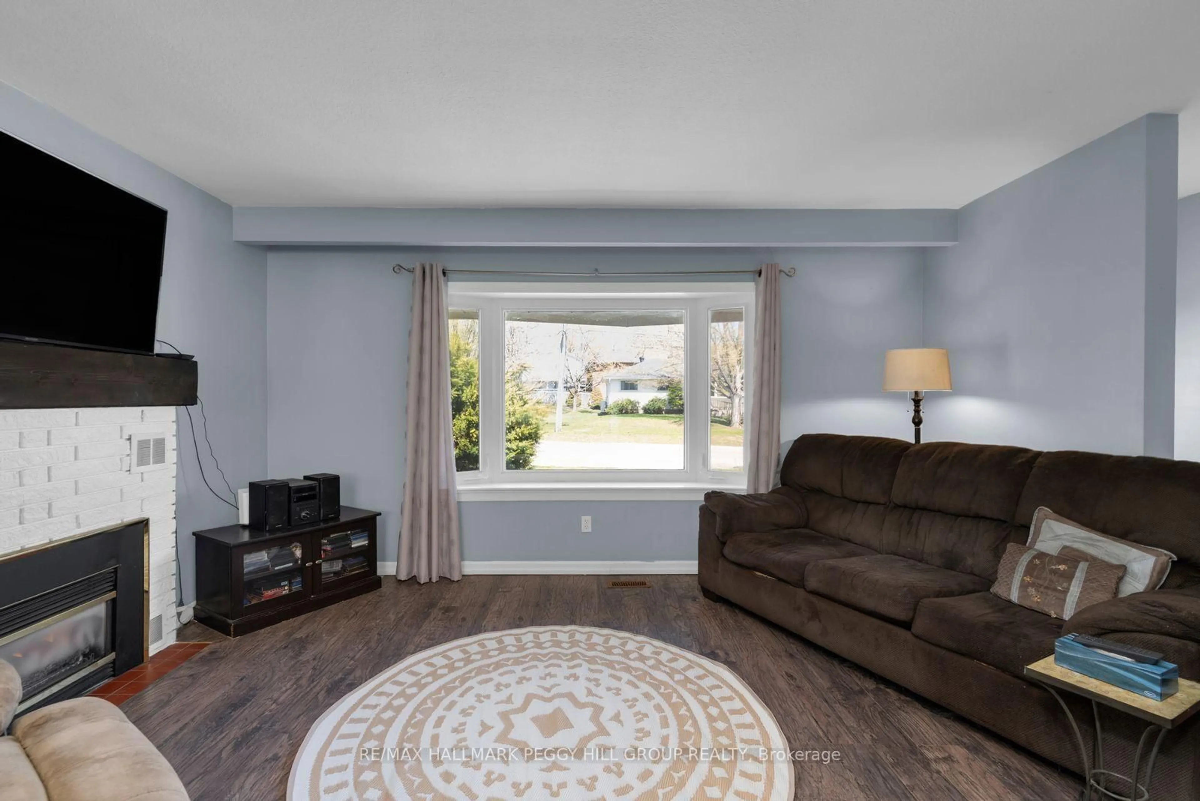 Living room with furniture, unknown for 423 Mary St, Orillia Ontario L3V 3G5