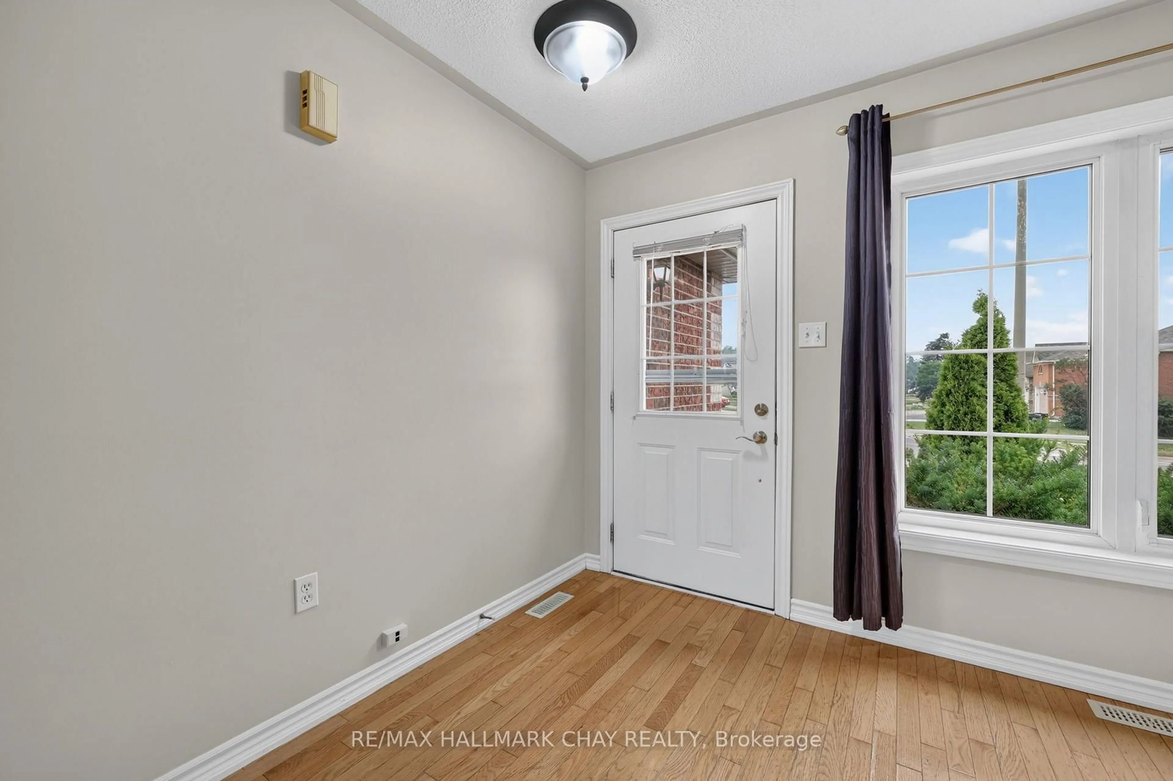 Indoor entryway for 39 Hanmer St, Barrie Ontario L4M 6V3