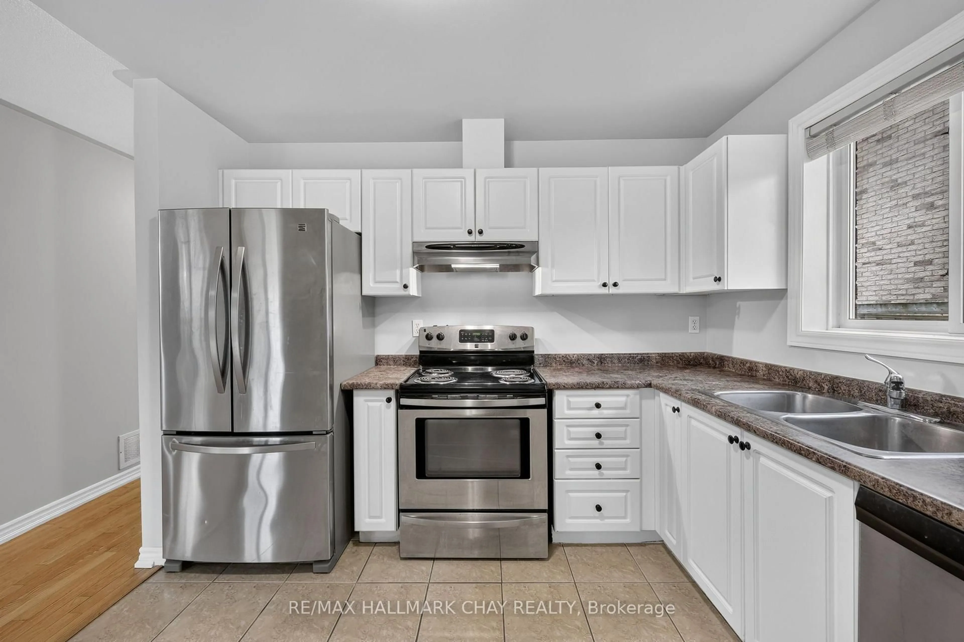 Standard kitchen, ceramic/tile floor for 39 Hanmer St, Barrie Ontario L4M 6V3