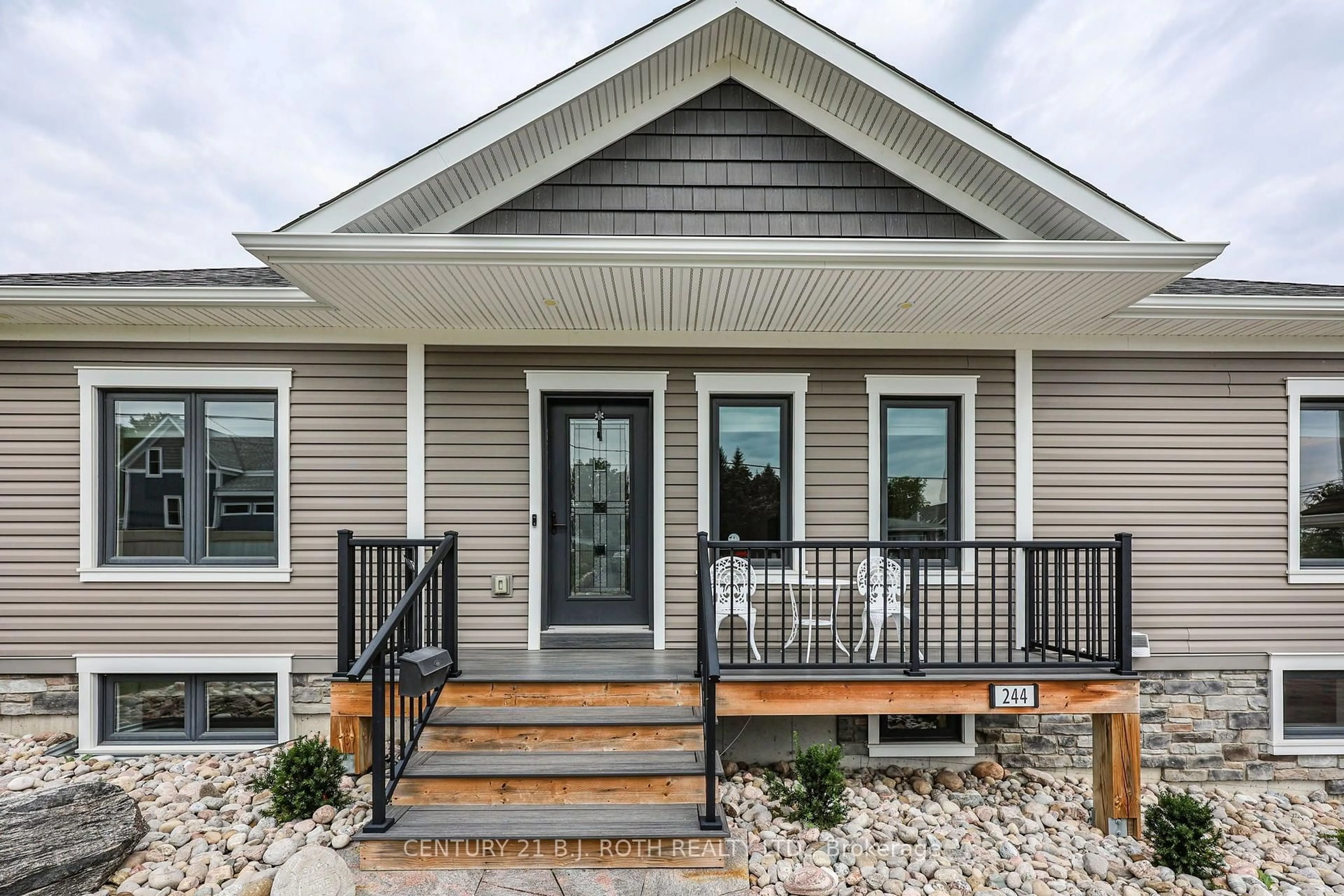 Home with vinyl exterior material, street for 244 Frank St, Midland Ontario L4R 1H4