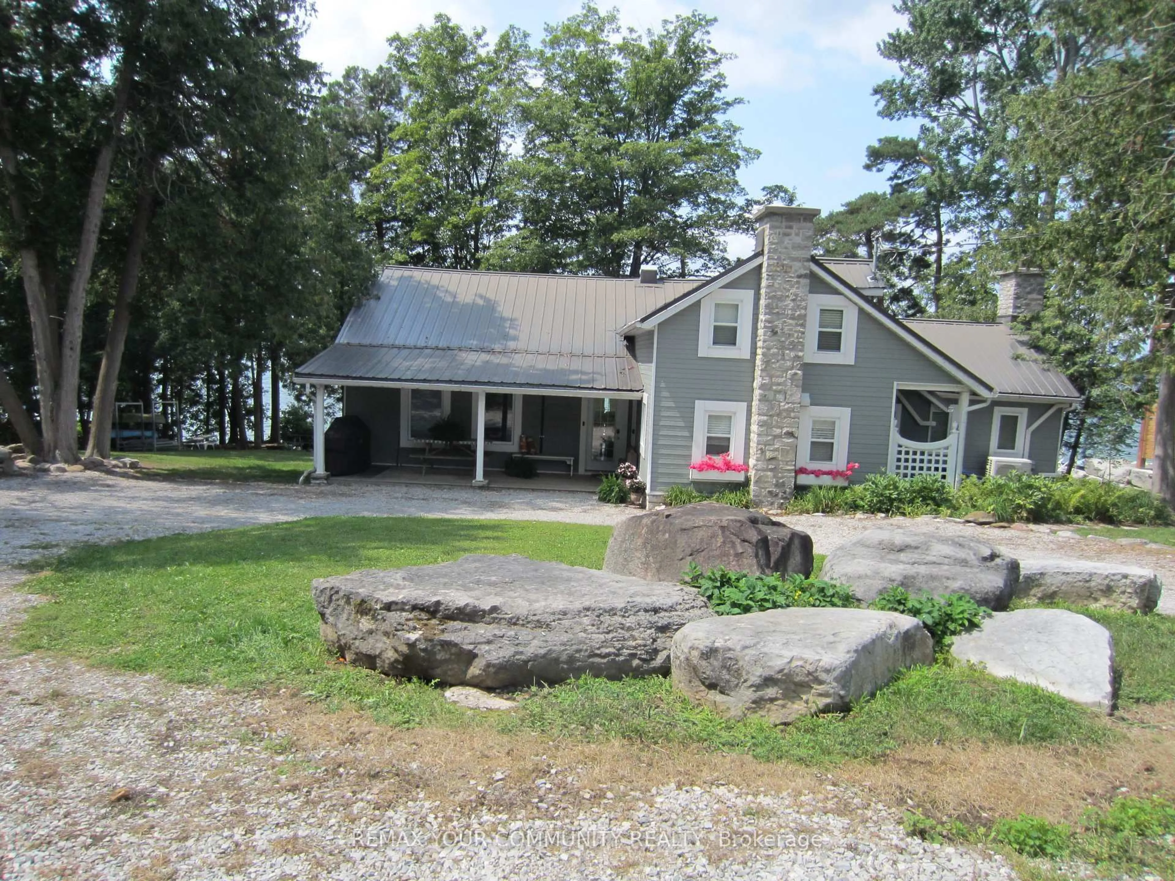 A pic from outside/outdoor area/front of a property/back of a property/a pic from drone, unknown for 6576 Quarry Point Rd, Ramara Ontario L3V 0S3