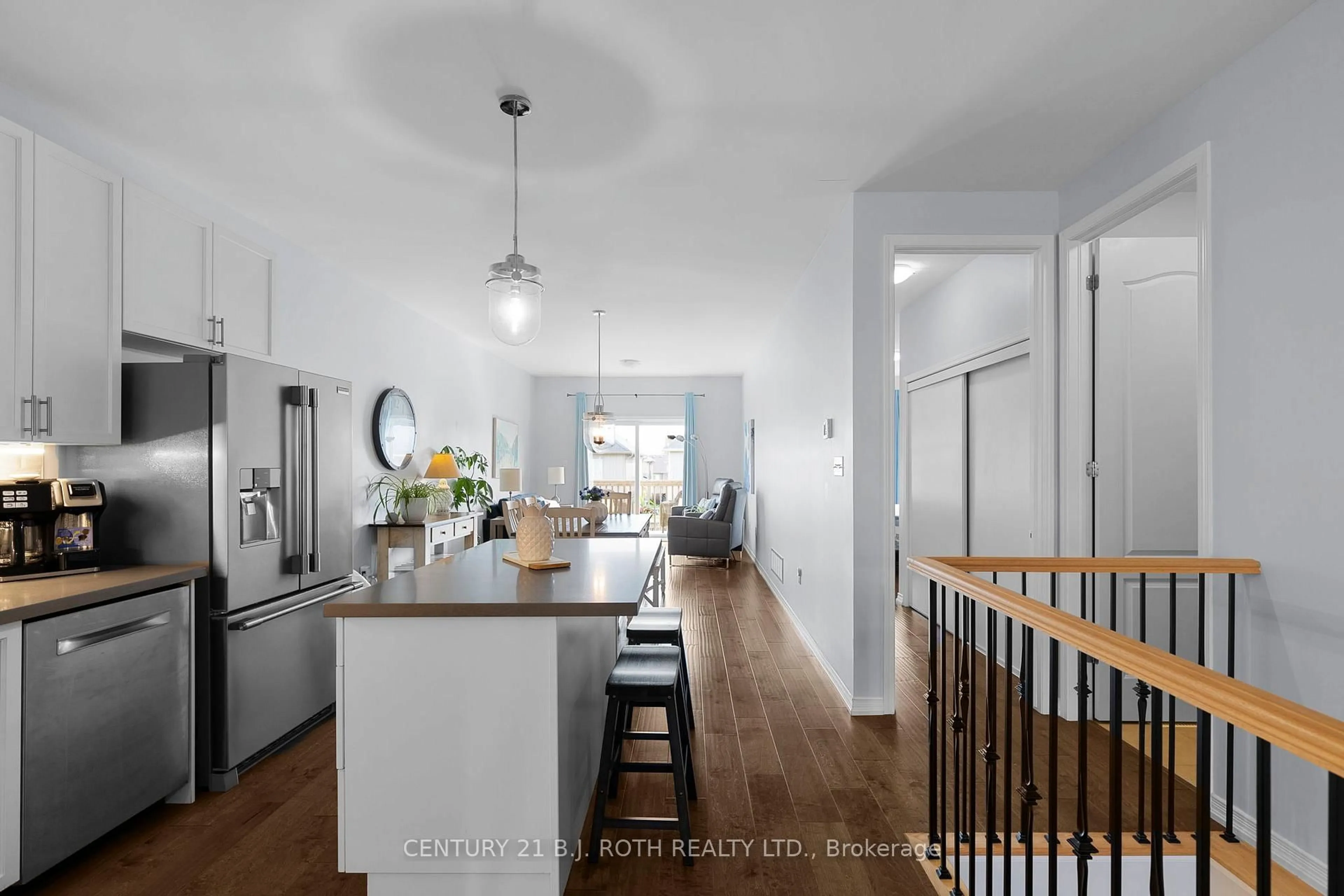 Open concept kitchen, wood/laminate floor for 117 Isabella Dr, Orillia Ontario L3V 8K7