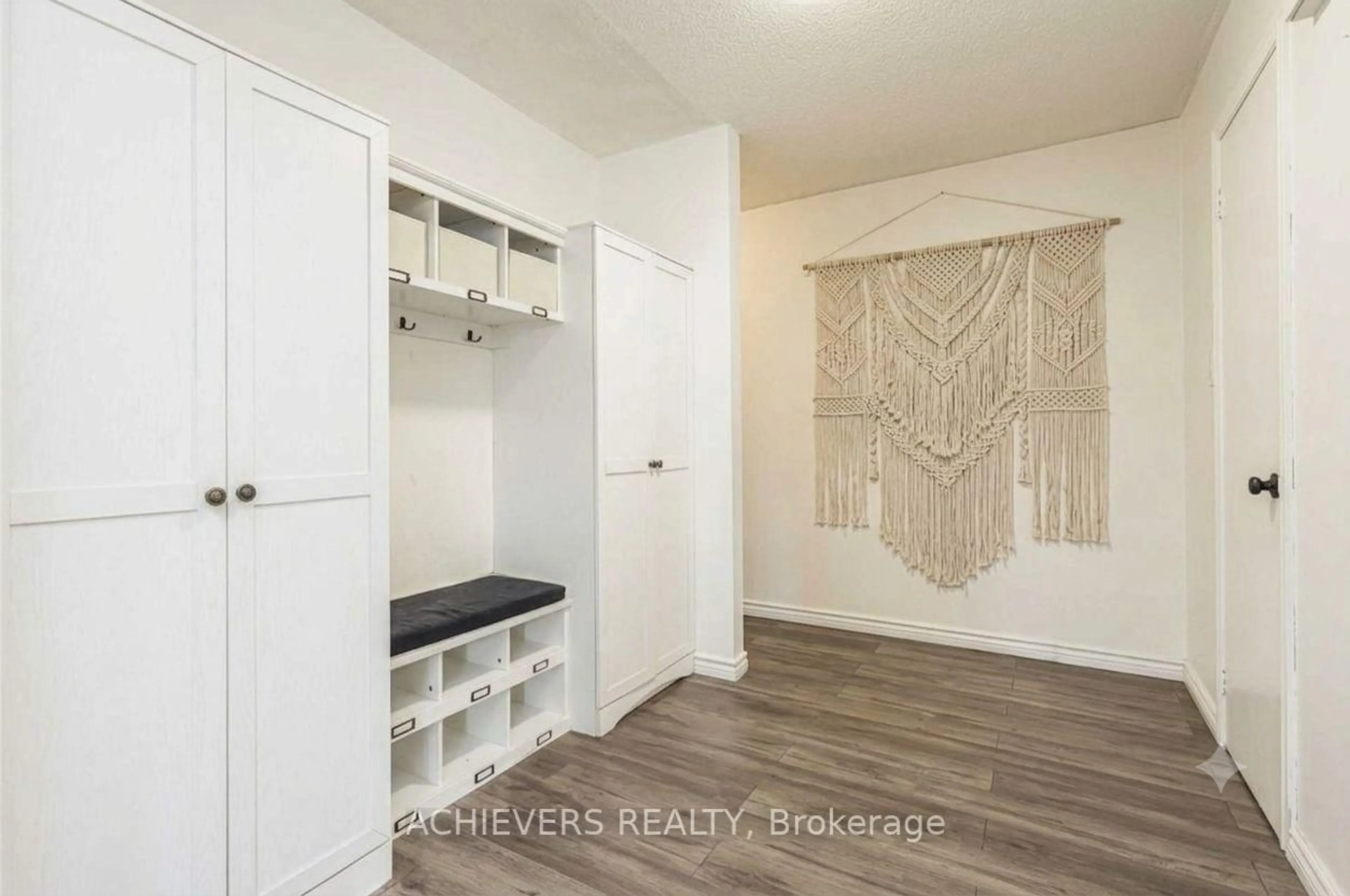 Indoor entryway for 510 Essa Rd #44, Barrie Ontario L4N 7L5