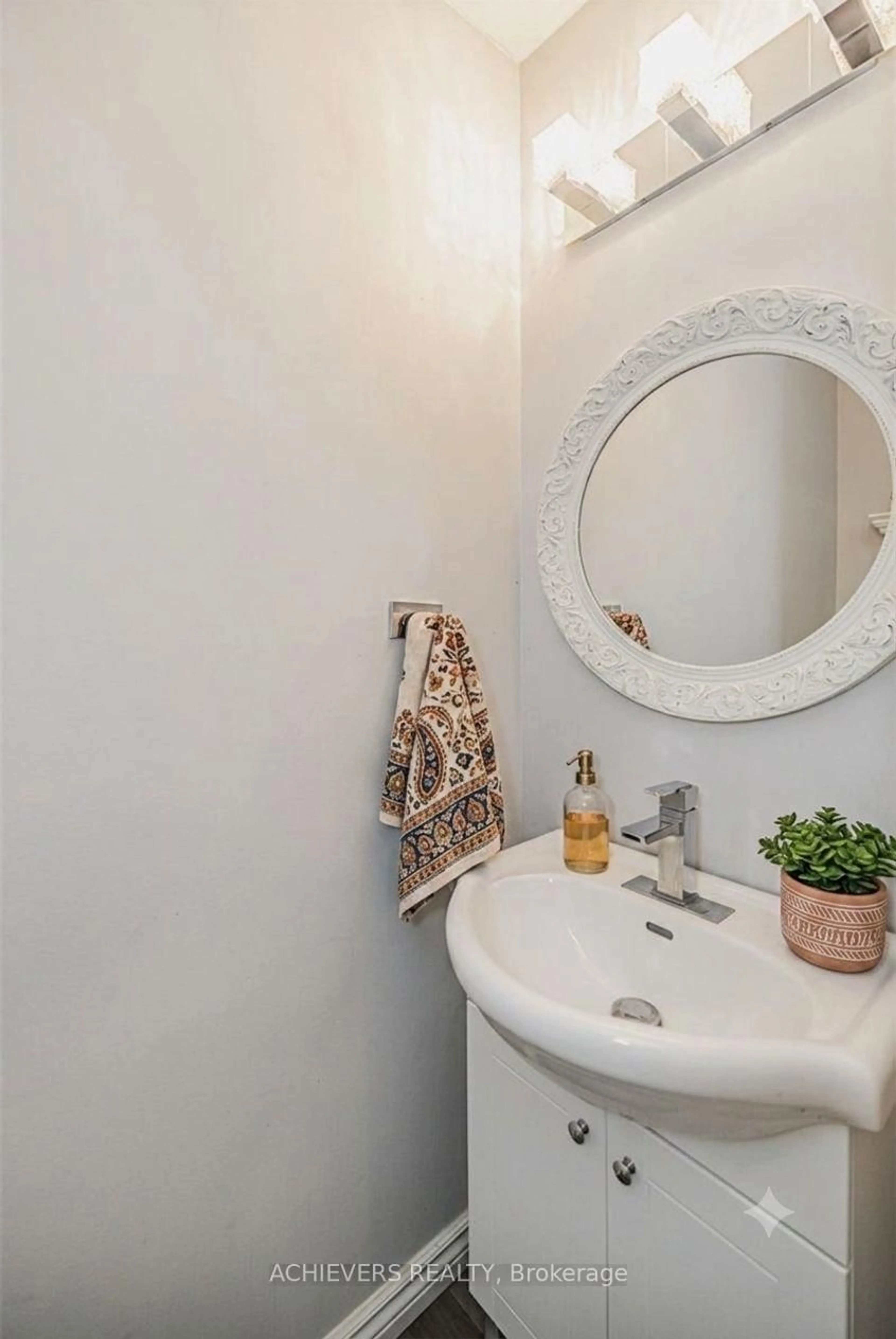 Standard bathroom, ceramic/tile floor for 510 Essa Rd #44, Barrie Ontario L4N 7L5