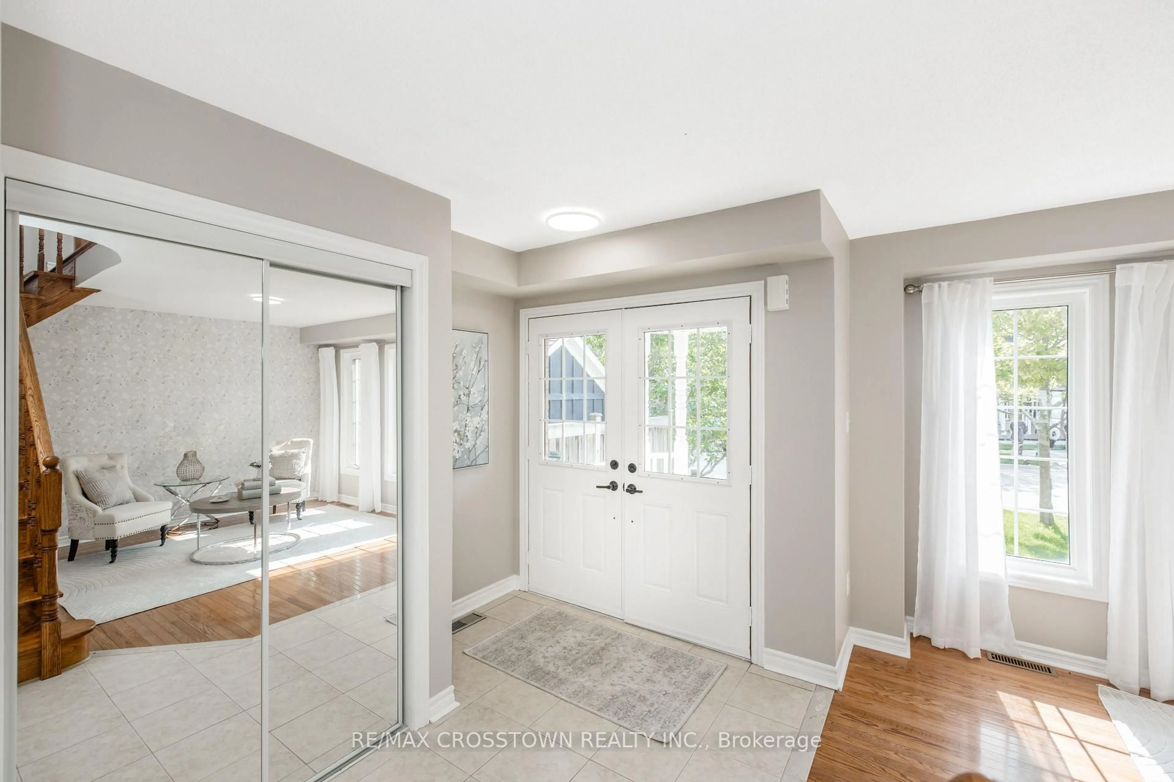 Indoor entryway for 22 Maple Crown Terr, Barrie Ontario L4M 7H4