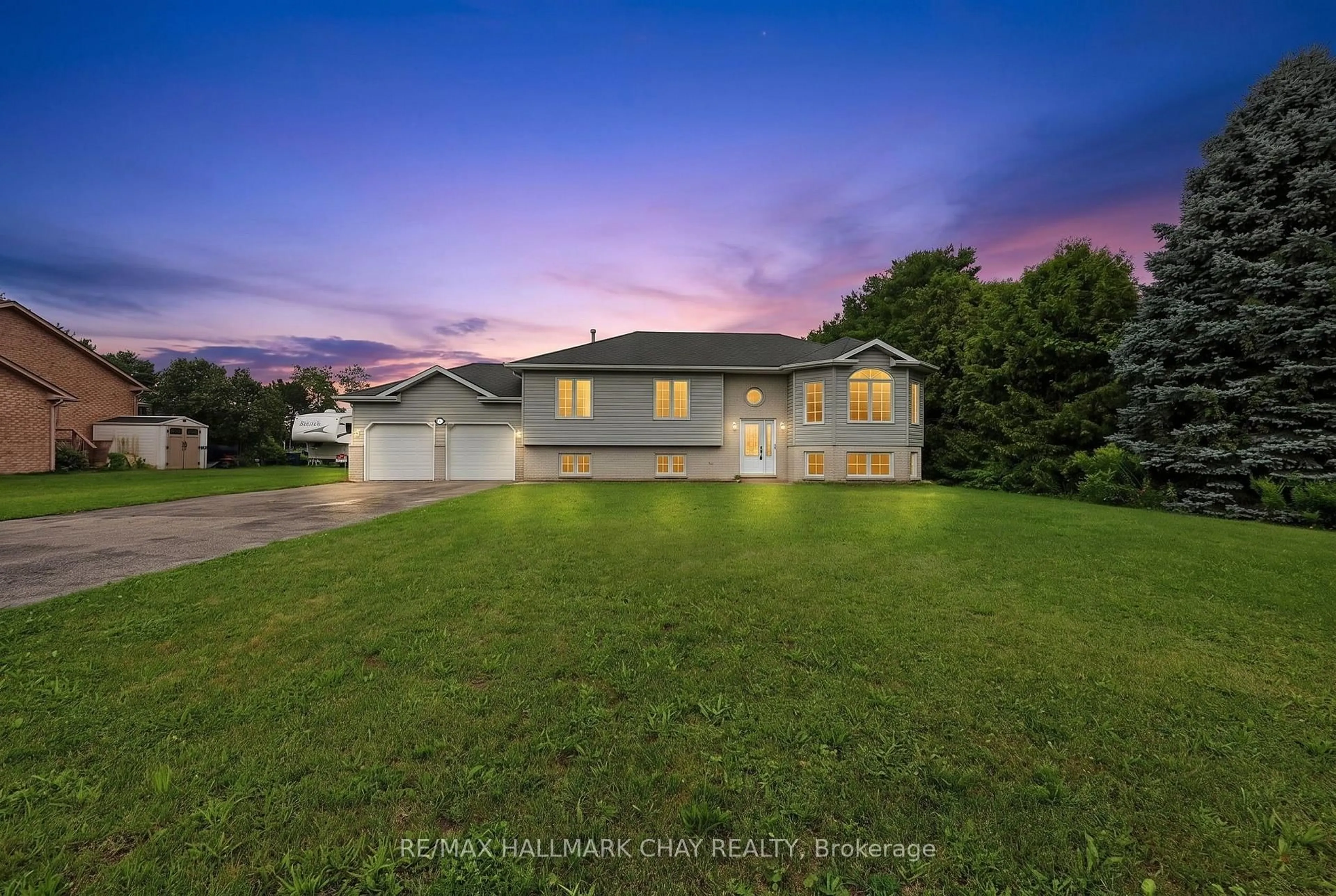 A pic from outside/outdoor area/front of a property/back of a property/a pic from drone, street for 1 Dean Crt, Wasaga Beach Ontario L9Z 1J9