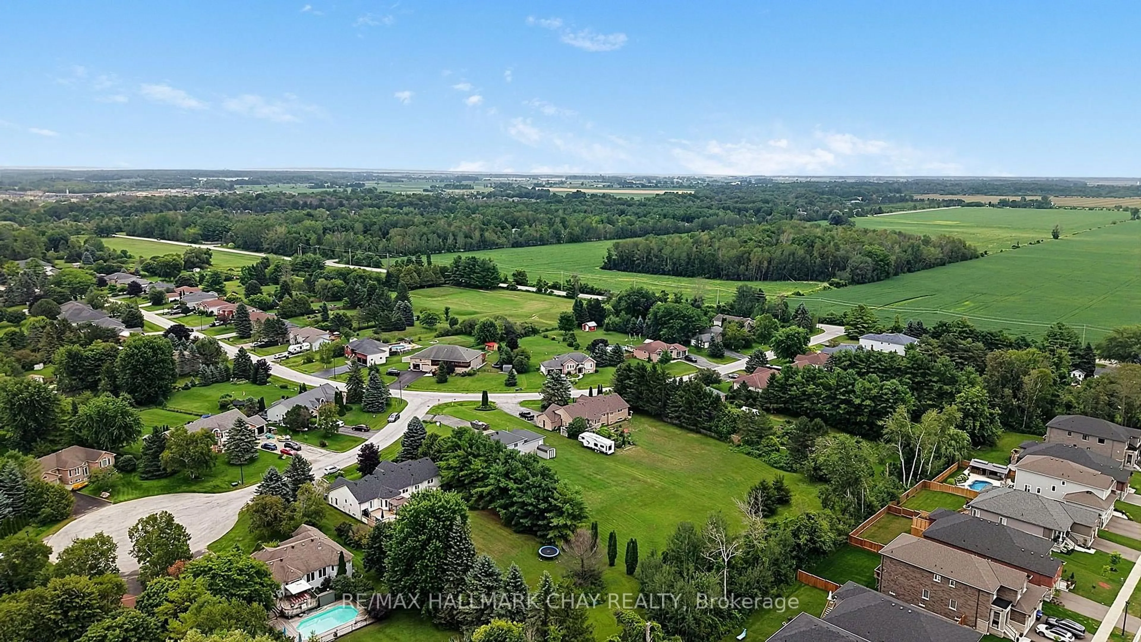 A pic from outside/outdoor area/front of a property/back of a property/a pic from drone, unknown for 1 Dean Crt, Wasaga Beach Ontario L9Z 1J9