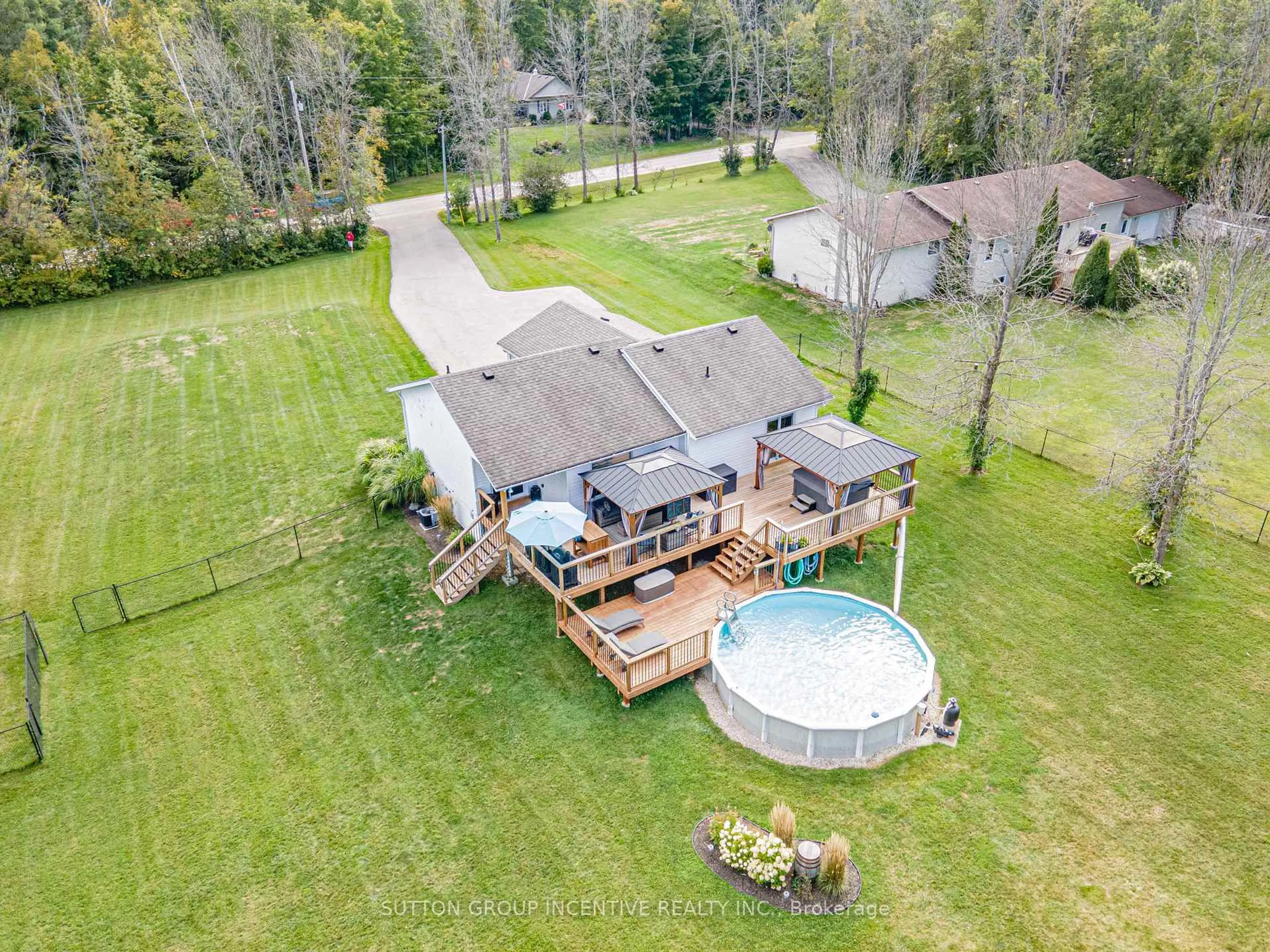 A pic from outside/outdoor area/front of a property/back of a property/a pic from drone, water/lake/river/ocean view for 5274 5 Sunnidale Concession Rd, Clearview Ontario L0M 1N0