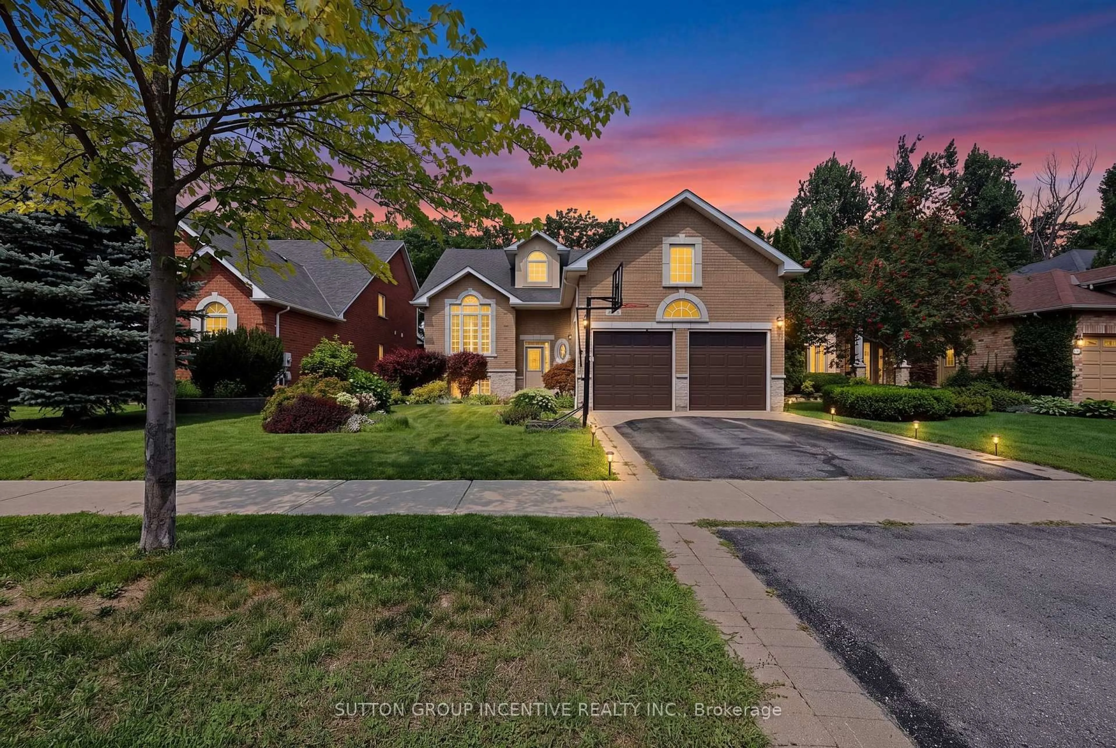 A pic from outside/outdoor area/front of a property/back of a property/a pic from drone, street for 102 CUMMING Dr, Barrie Ontario L4N 0C7